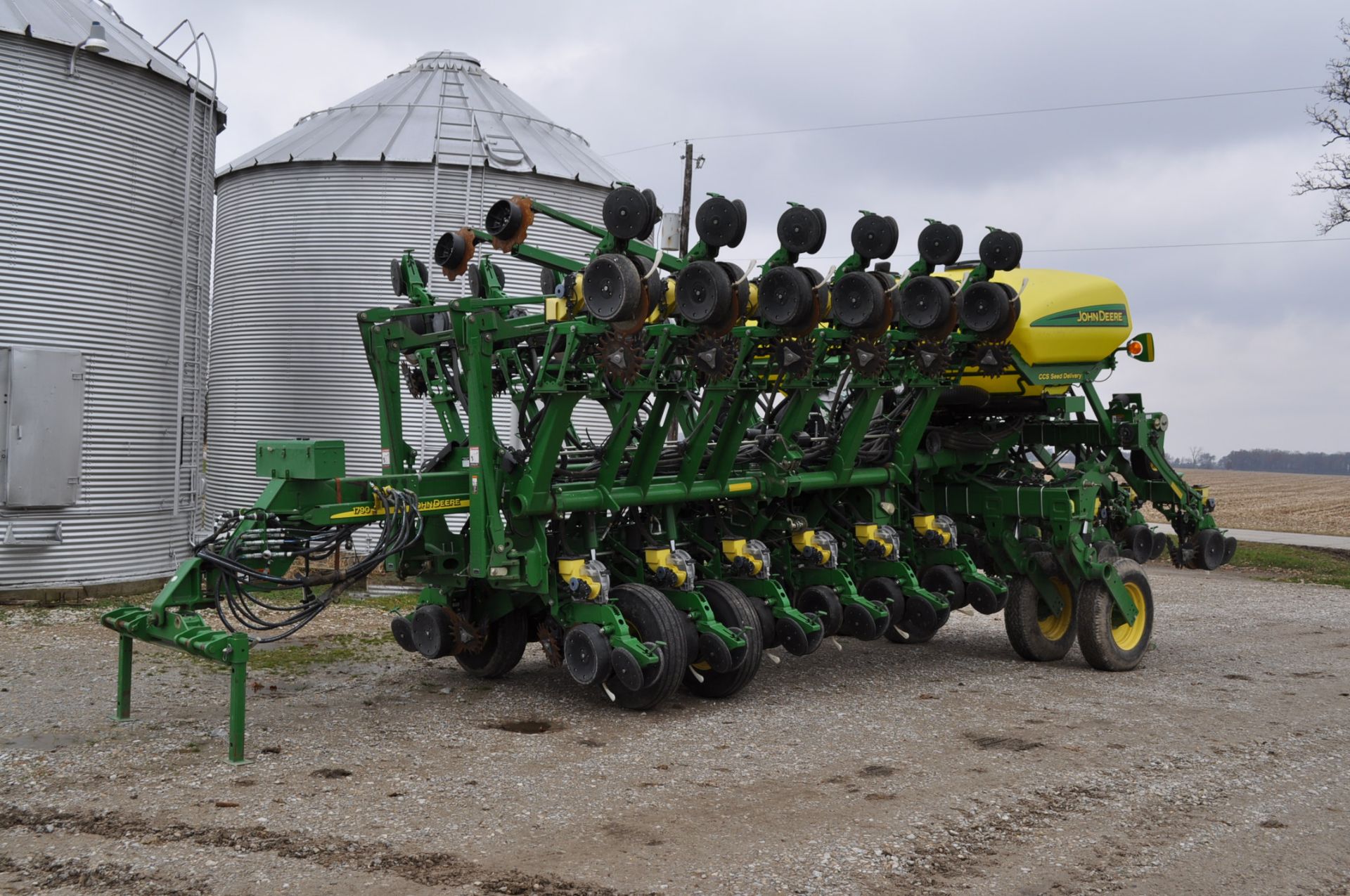 John Deere 1790 16/32 planter, CCS seed delivery, row cleaners, markers, seed firmers, SN 750247 - Image 11 of 14