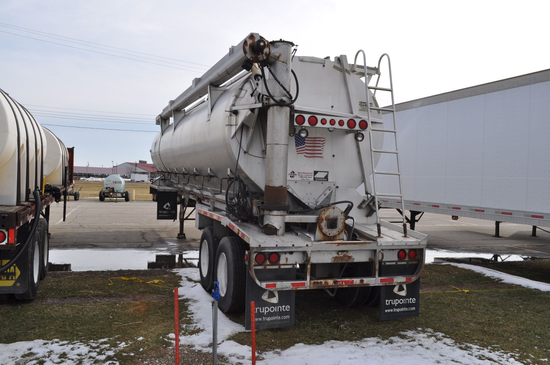2001 Warren 8-bin bulk-feed semi-trailer, 35-ft auger & tire wash - Image 2 of 10