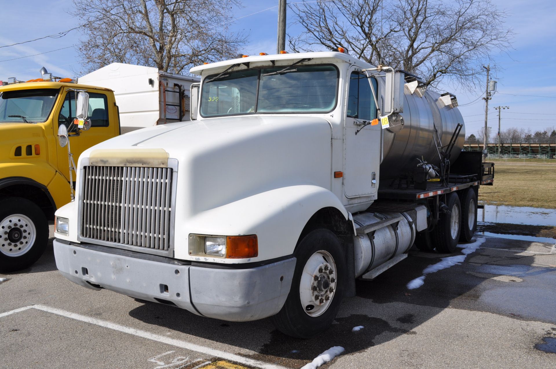 1991 International 9400, tandem, Cummins, 9-speed trans, SS tank w/ (2) 1400-gal. compartments,