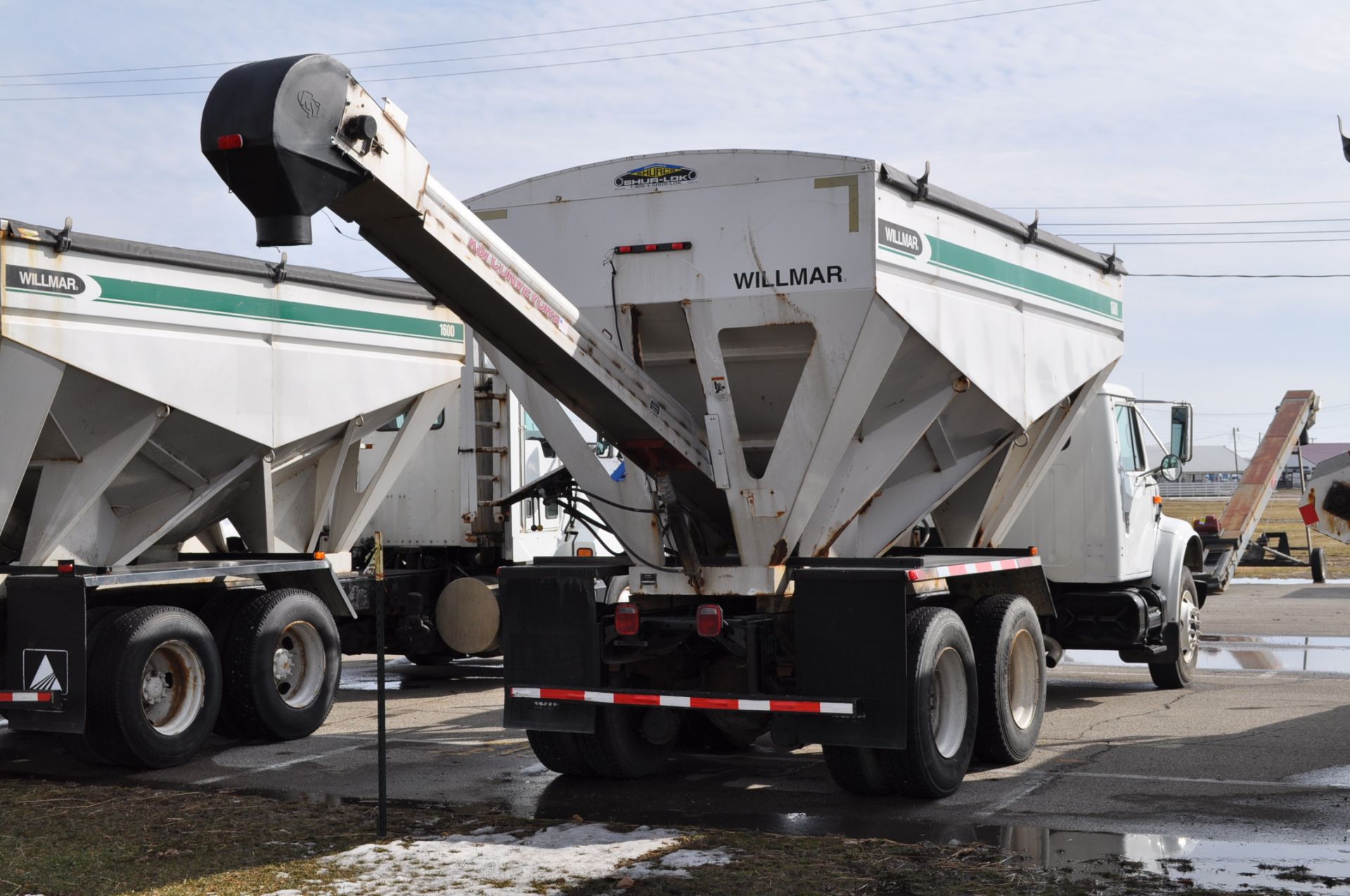 2000 International 4700 tandem, DT466E, 6-speed trans, 14’ Willmar 1600 seed-tender, elec-roll tarp, - Image 3 of 16