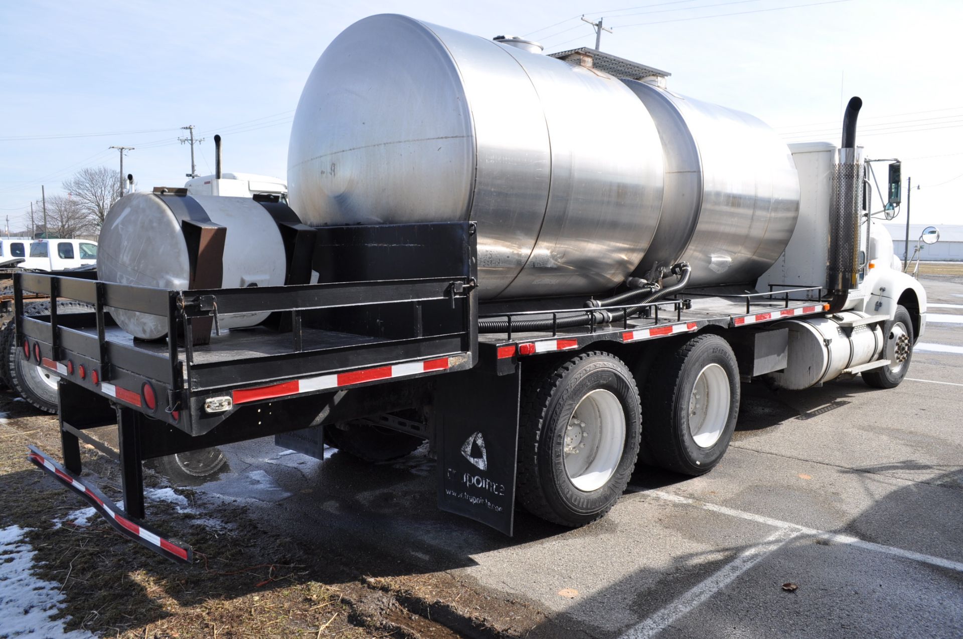 1991 International 9400, tandem, Cummins, 9-speed trans, SS tank w/ (2) 1400-gal. compartments, - Image 3 of 20