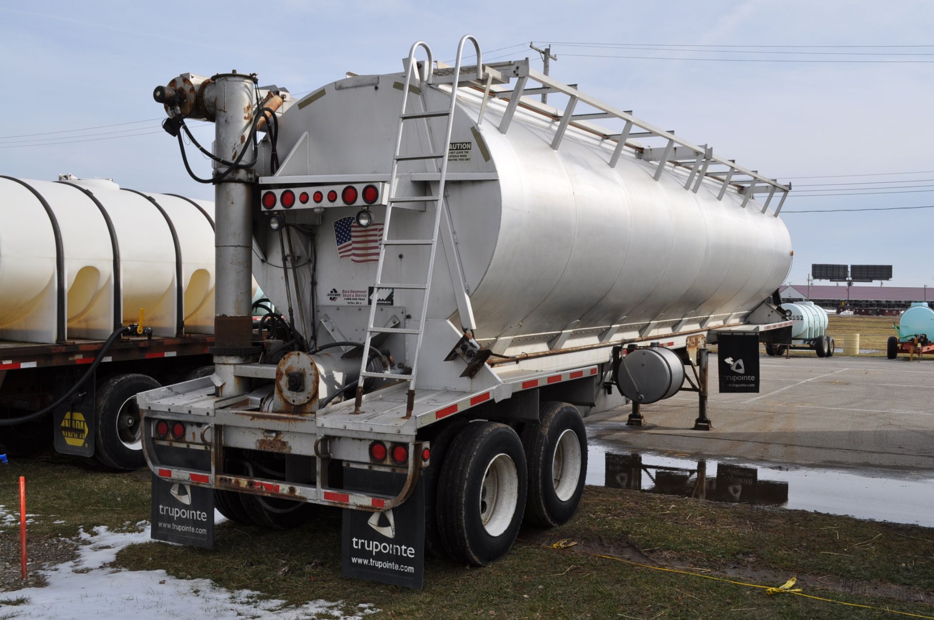 2001 Warren 8-bin bulk-feed semi-trailer, 35-ft auger & tire wash - Image 3 of 10