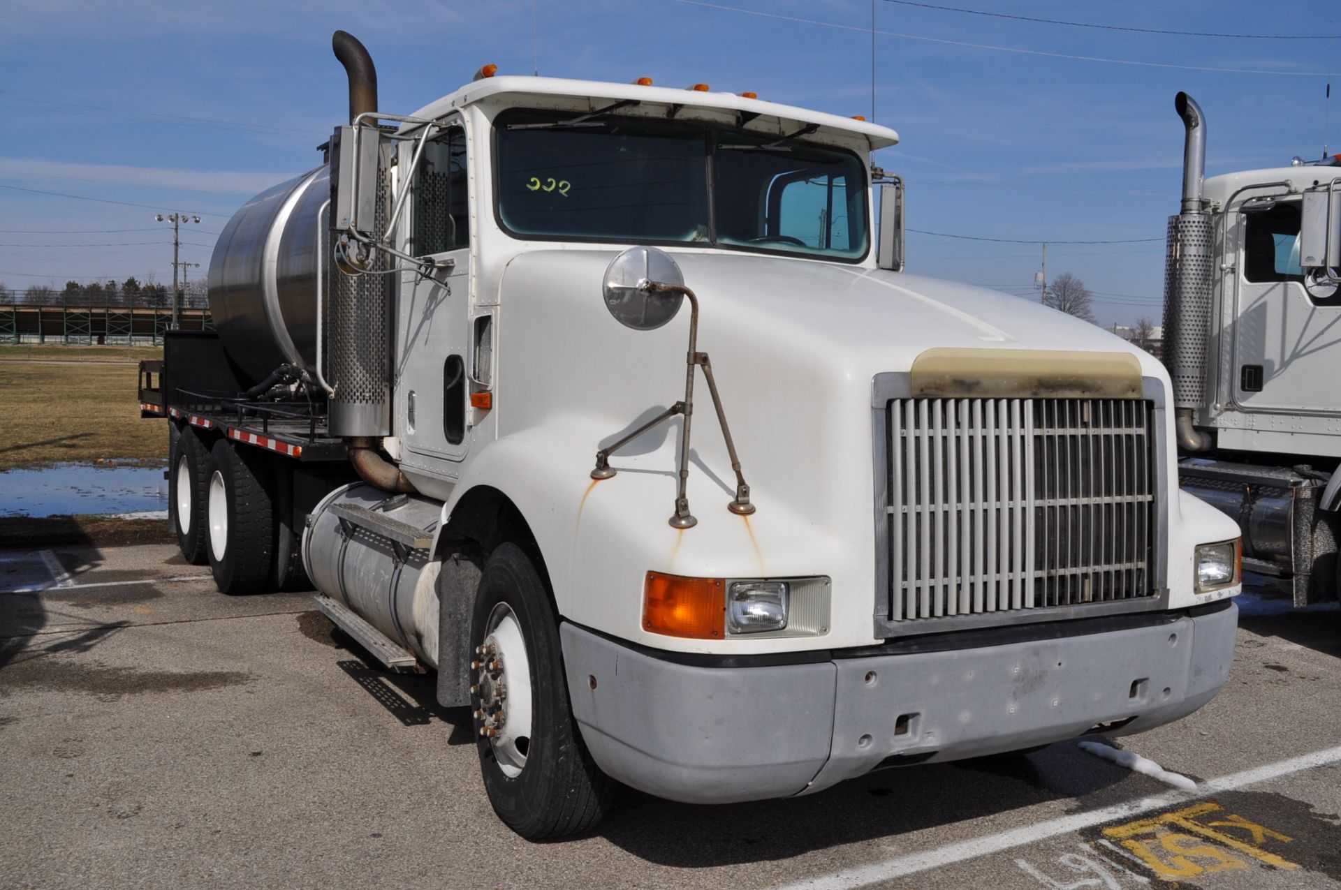 1991 International 9400, tandem, Cummins, 9-speed trans, SS tank w/ (2) 1400-gal. compartments, - Image 4 of 20