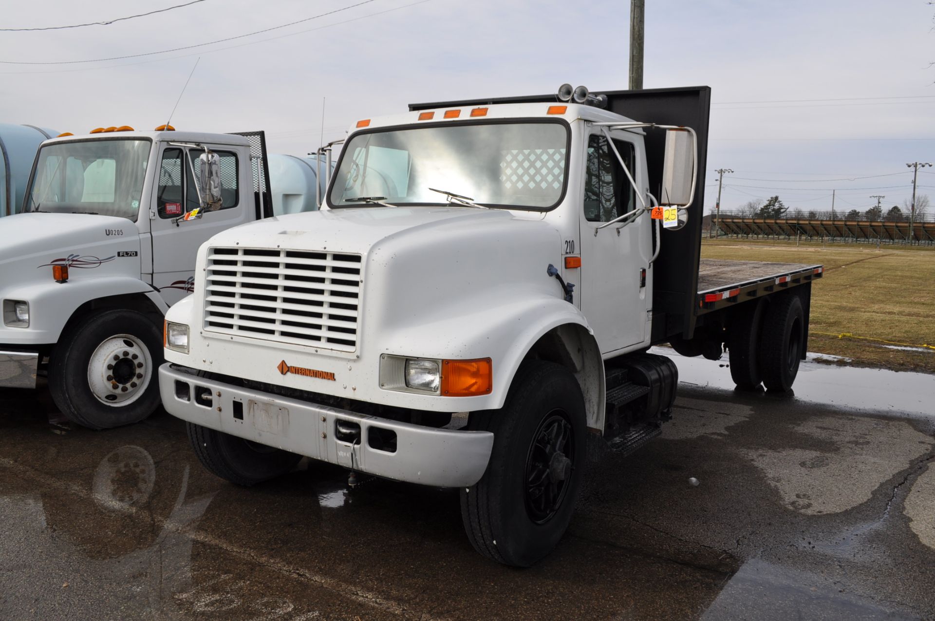 1990 International 4900 single-axle, DT466, Spicer 5-speed/2-speed trans, 16’ flatbed w/ headache