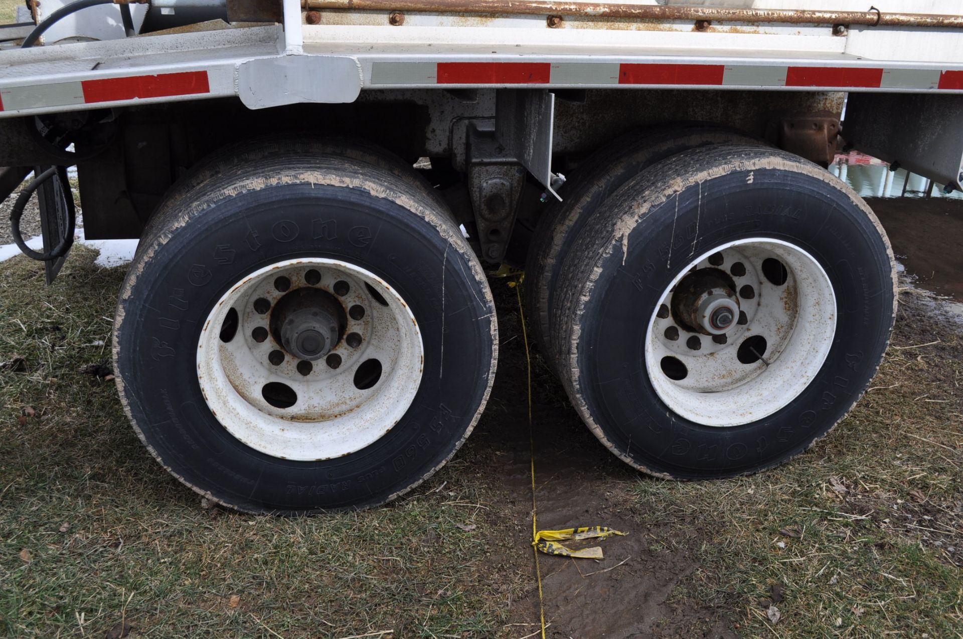 2001 Warren 8-bin bulk-feed semi-trailer, 35-ft auger & tire wash - Image 8 of 10