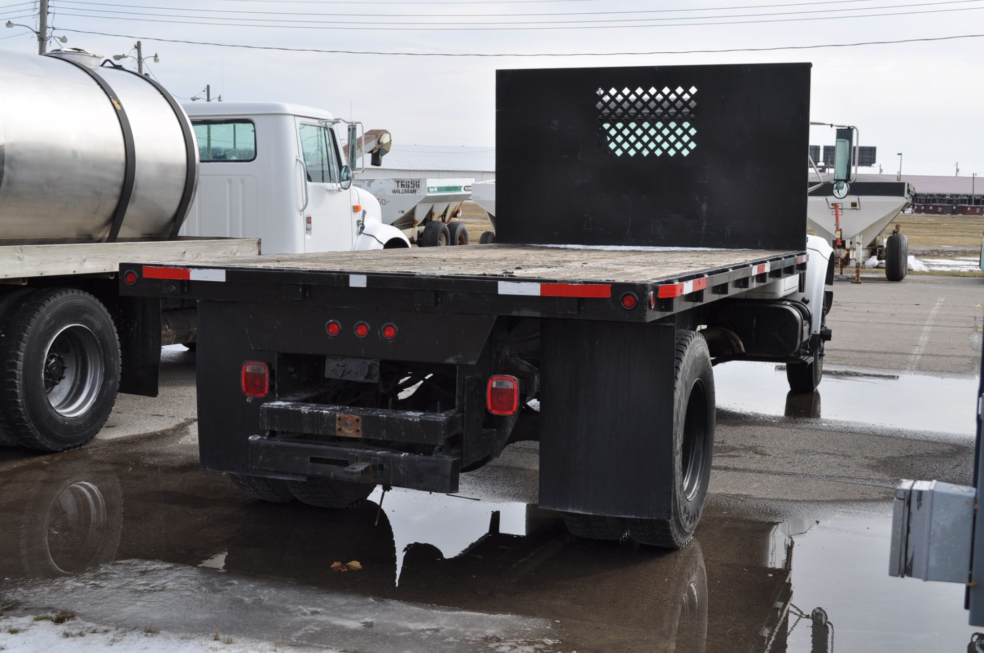 1990 International 4900 single-axle, DT466, Spicer 5-speed/2-speed trans, 16’ flatbed w/ headache - Image 3 of 16