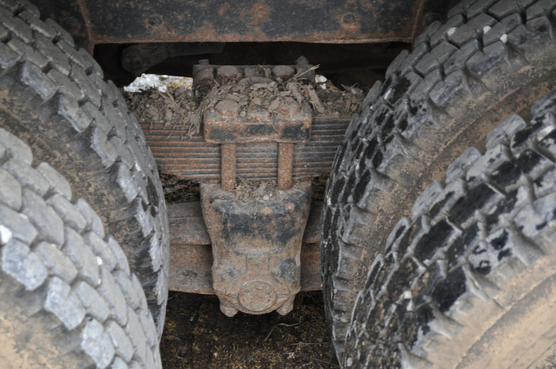 1977 IHC 1850 tandem axle Loadstar Grain Truck , DT 466 Diesel w/13 spd under direct, air brakes, - Image 9 of 20