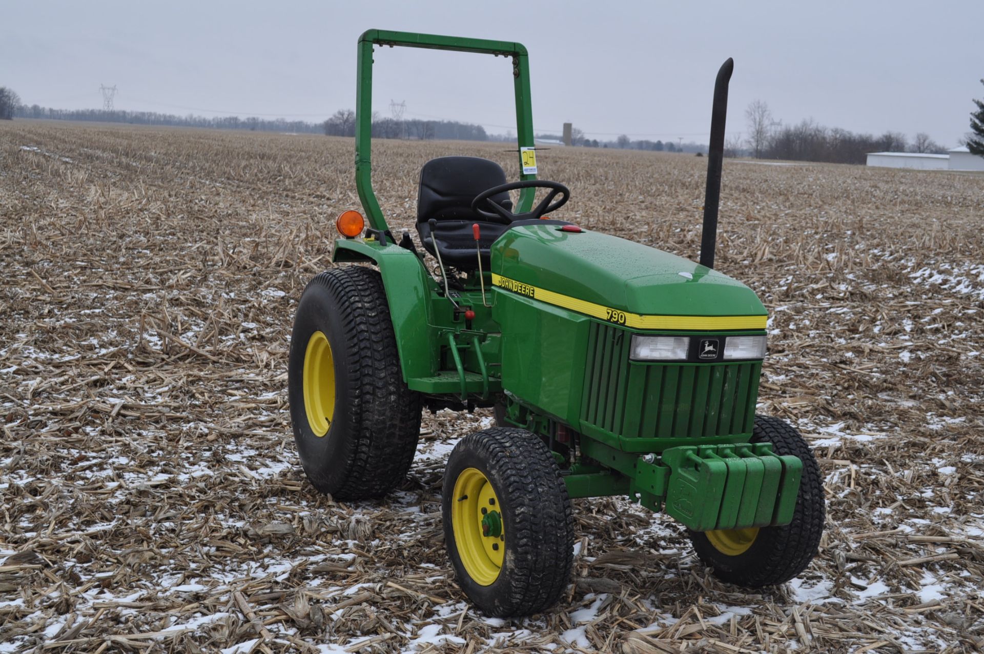 John Deere 790 compact tractor, 2WD, front wts, diesel, mid-mount remotes, 3 pt, 540 PTO, 13.6-16 - Image 4 of 18