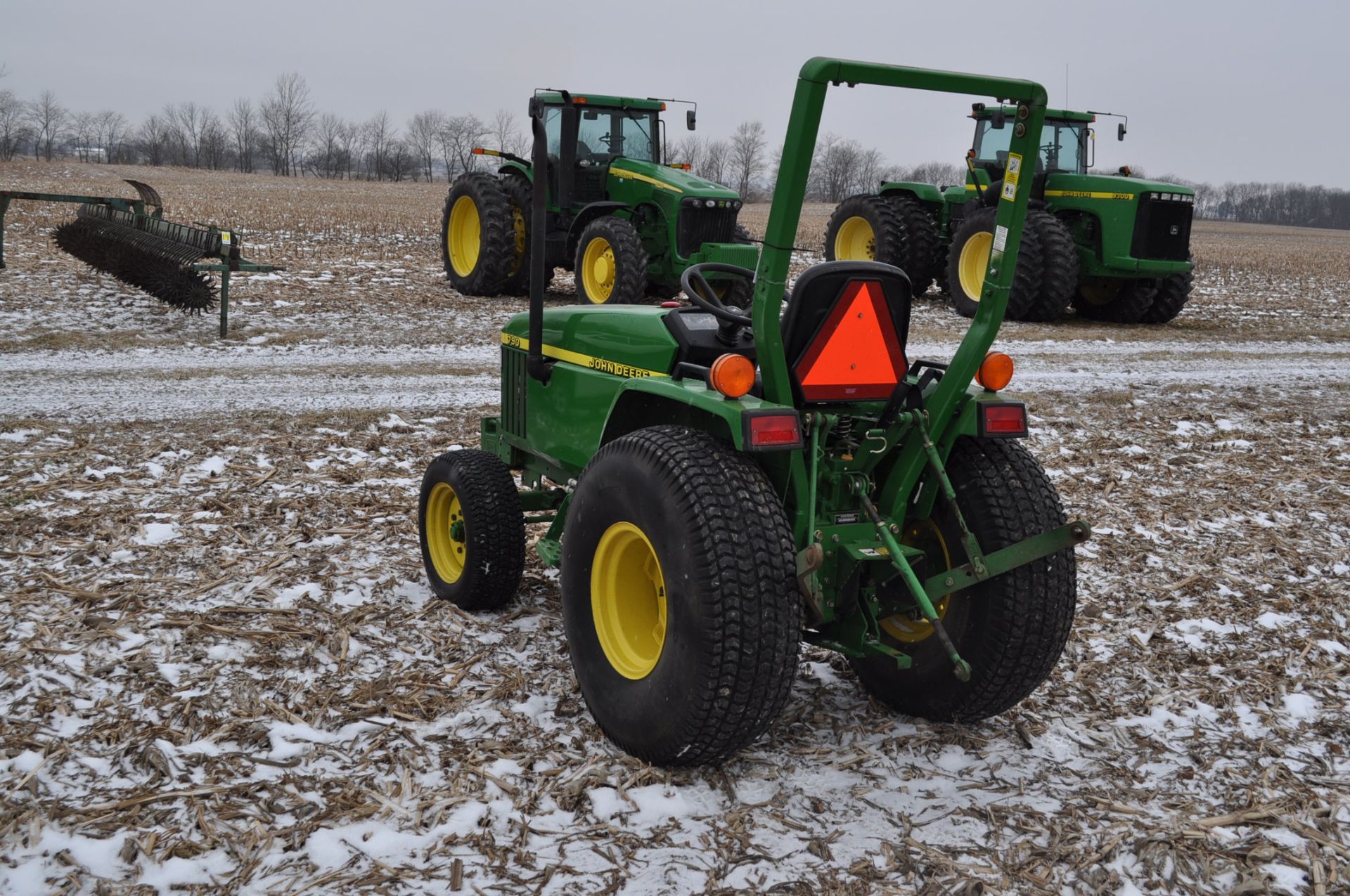 John Deere 790 compact tractor, 2WD, front wts, diesel, mid-mount remotes, 3 pt, 540 PTO, 13.6-16 - Image 2 of 18