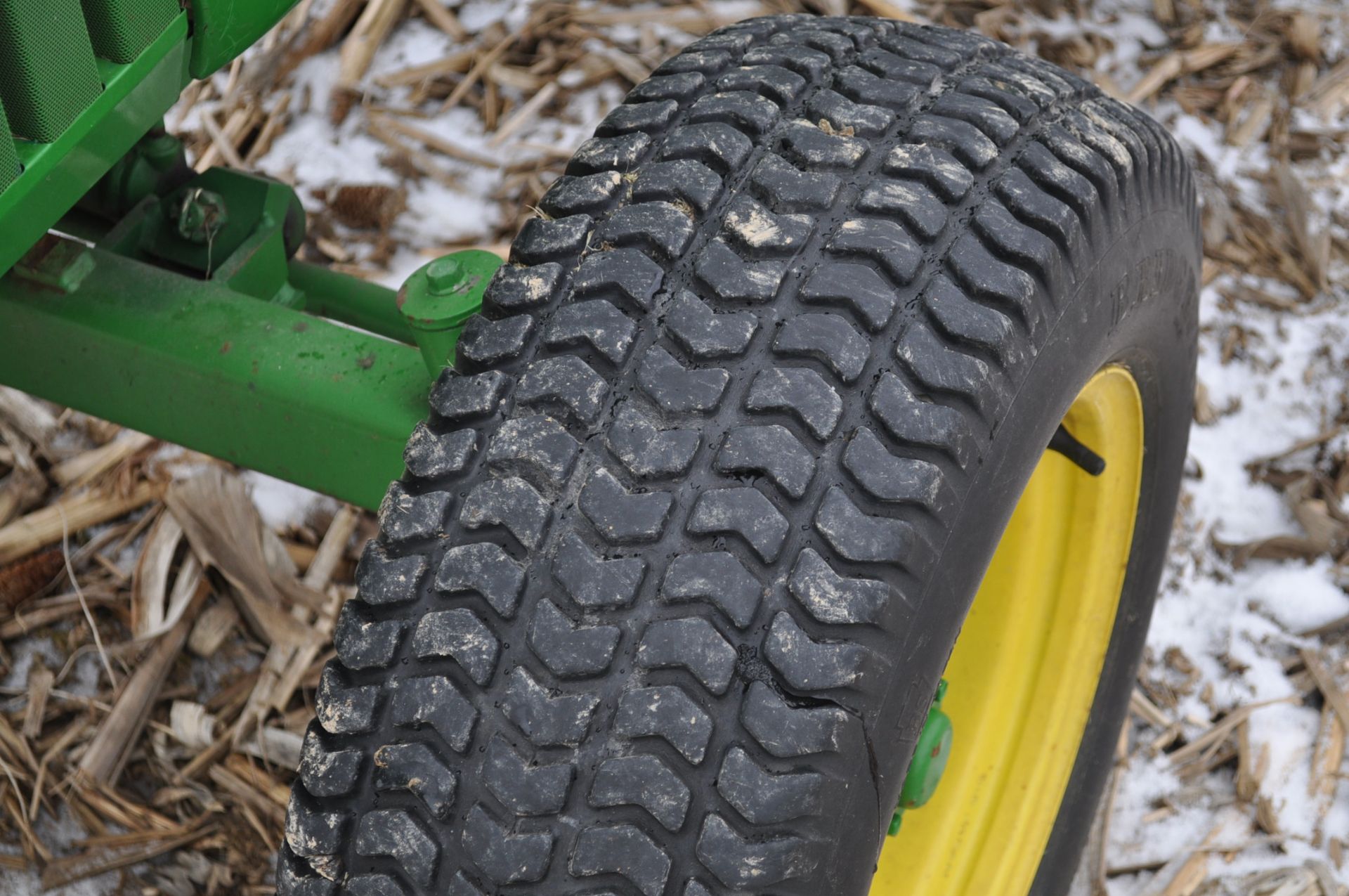 John Deere 790 compact tractor, 2WD, front wts, diesel, mid-mount remotes, 3 pt, 540 PTO, 13.6-16 - Image 5 of 18