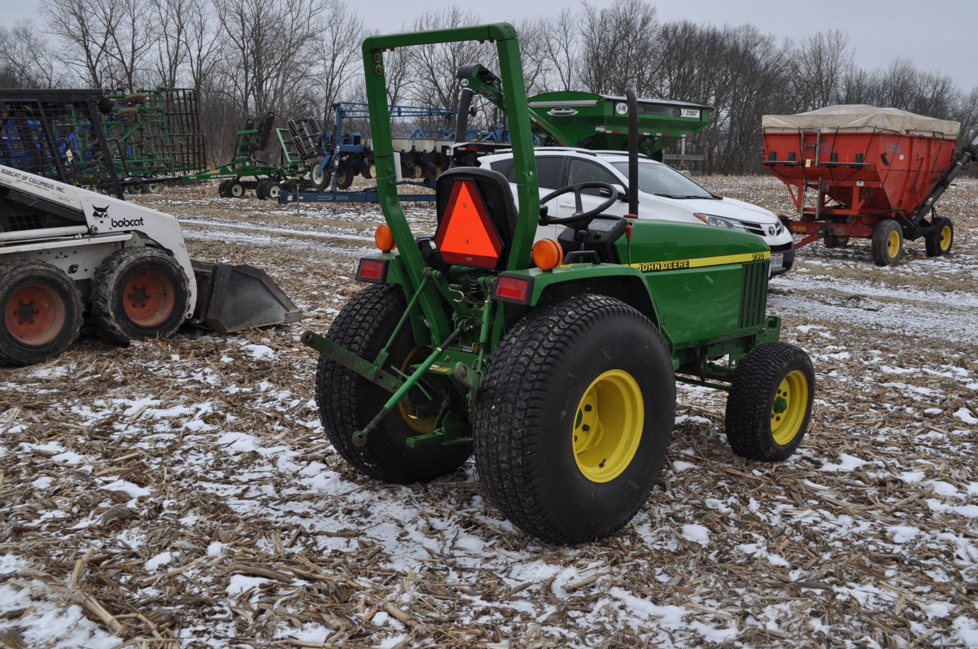 John Deere 790 compact tractor, 2WD, front wts, diesel, mid-mount remotes, 3 pt, 540 PTO, 13.6-16 - Image 3 of 18