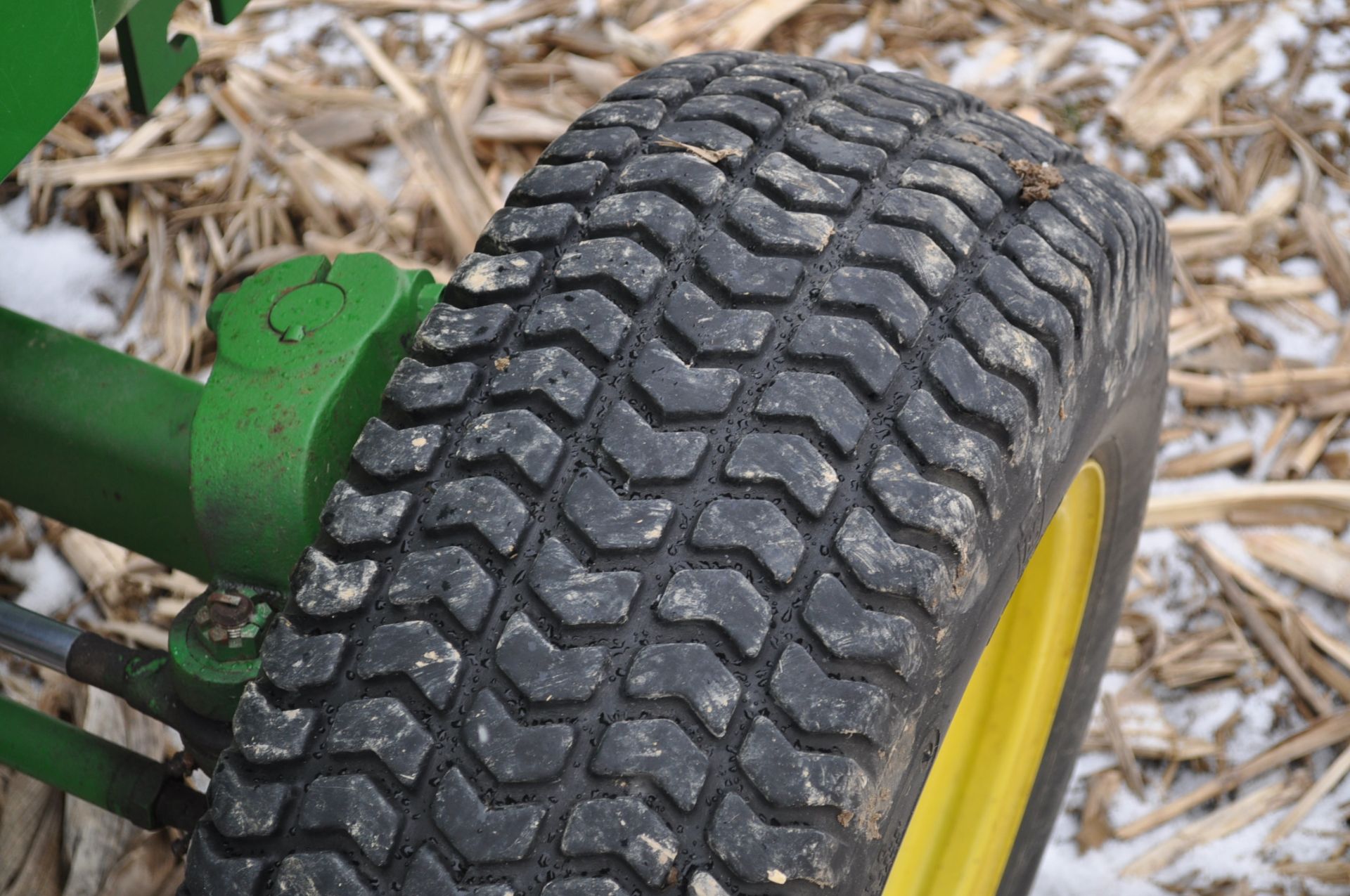 John Deere 790 compact tractor, 2WD, front wts, diesel, mid-mount remotes, 3 pt, 540 PTO, 13.6-16 - Image 8 of 18