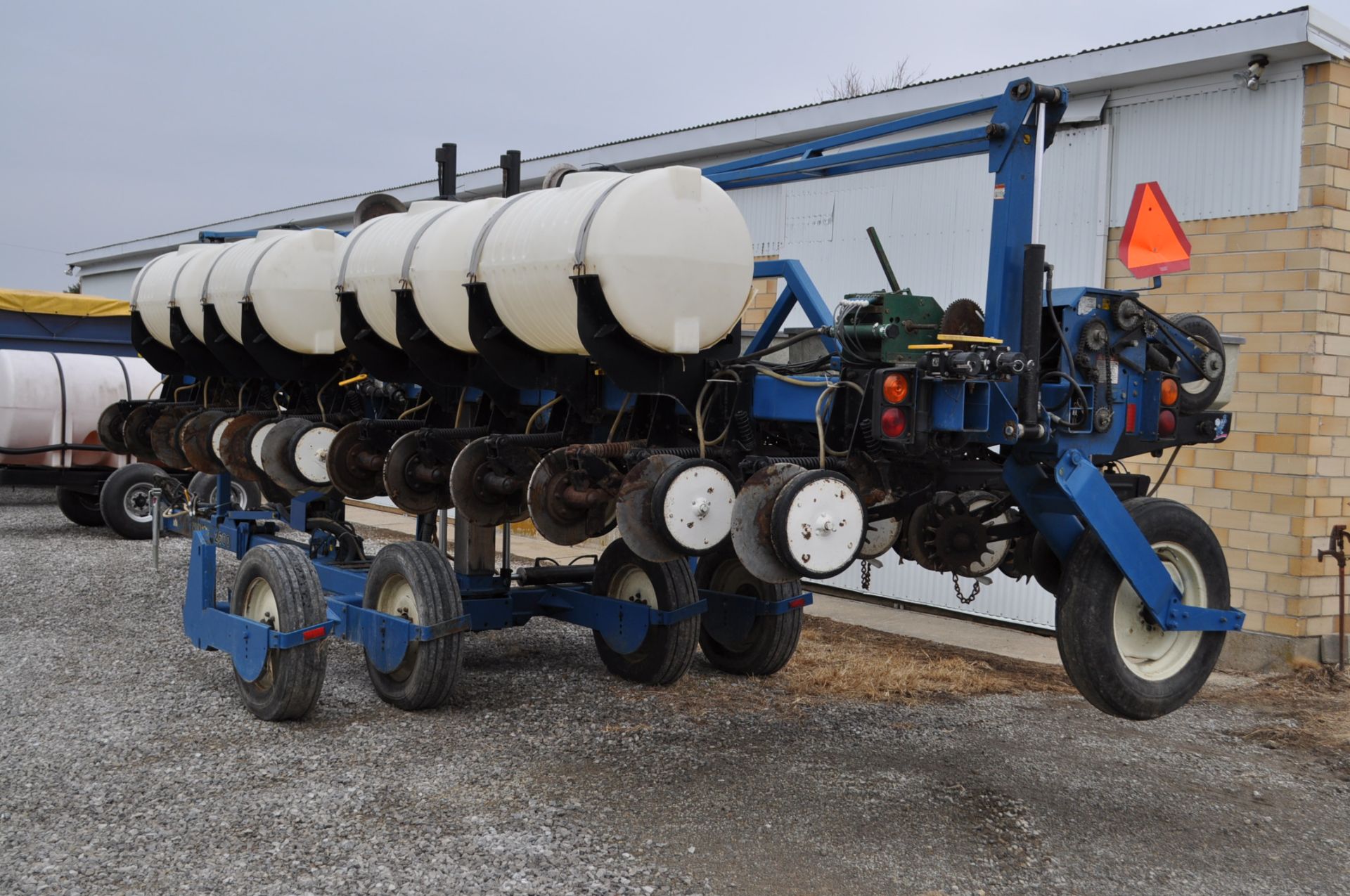 Kinze 2600 12 row corn planter, 2x2 and infurrow liquid, floating row cleaners, finger pickup, 1 - Image 2 of 26