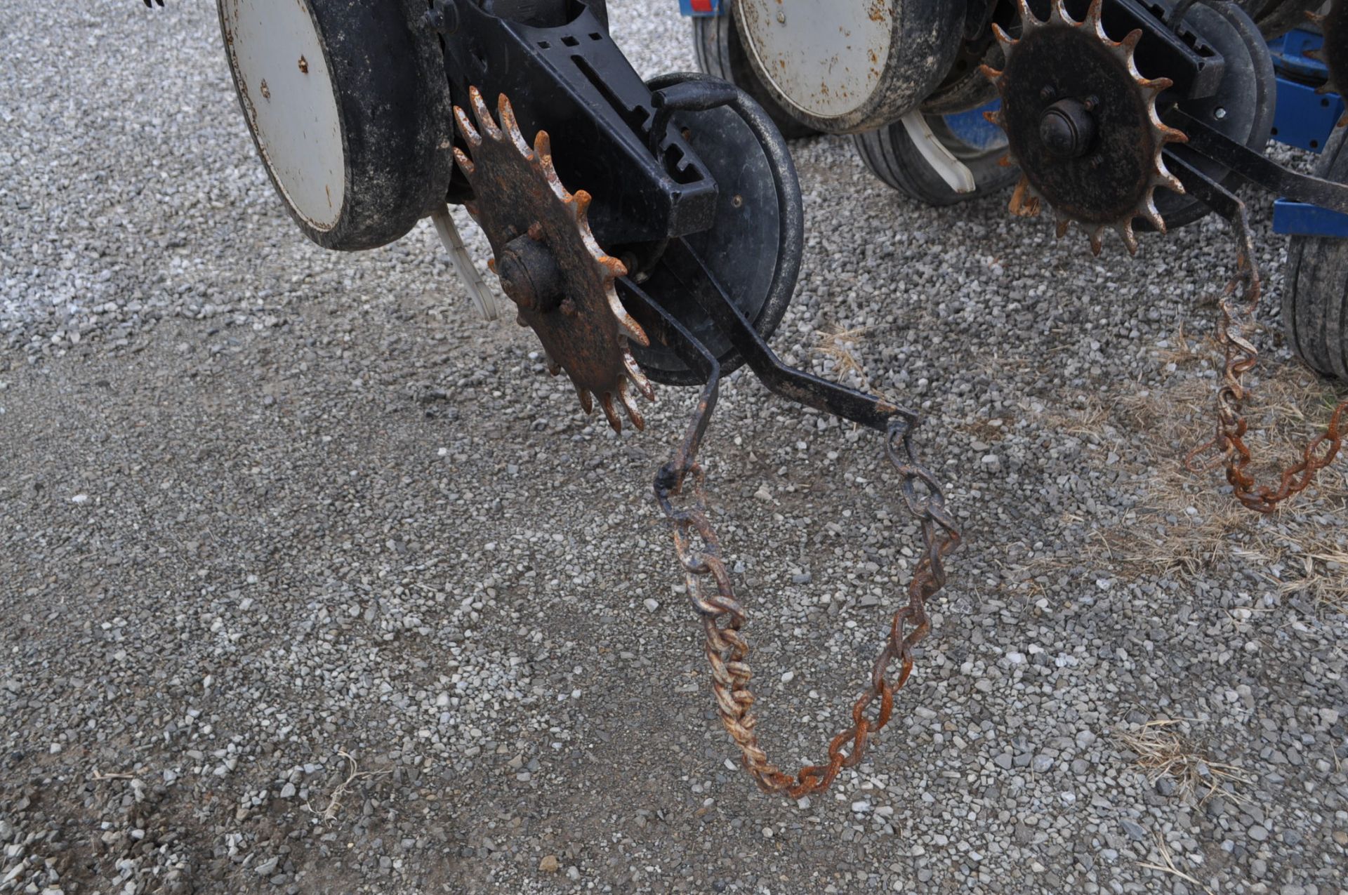 Kinze 2600 12 row corn planter, 2x2 and infurrow liquid, floating row cleaners, finger pickup, 1 - Image 17 of 26