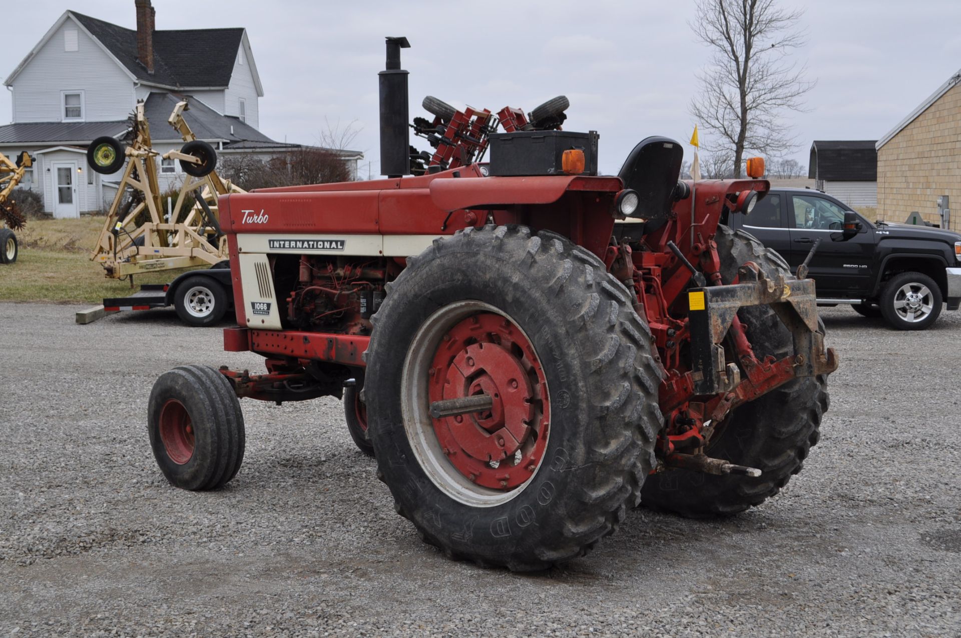 International 1066 tractor, 18.4 R 38 rear, 11L-15 front, 2 hyd remotes, 3 pt, quick hitch, 540/1000 - Image 2 of 18