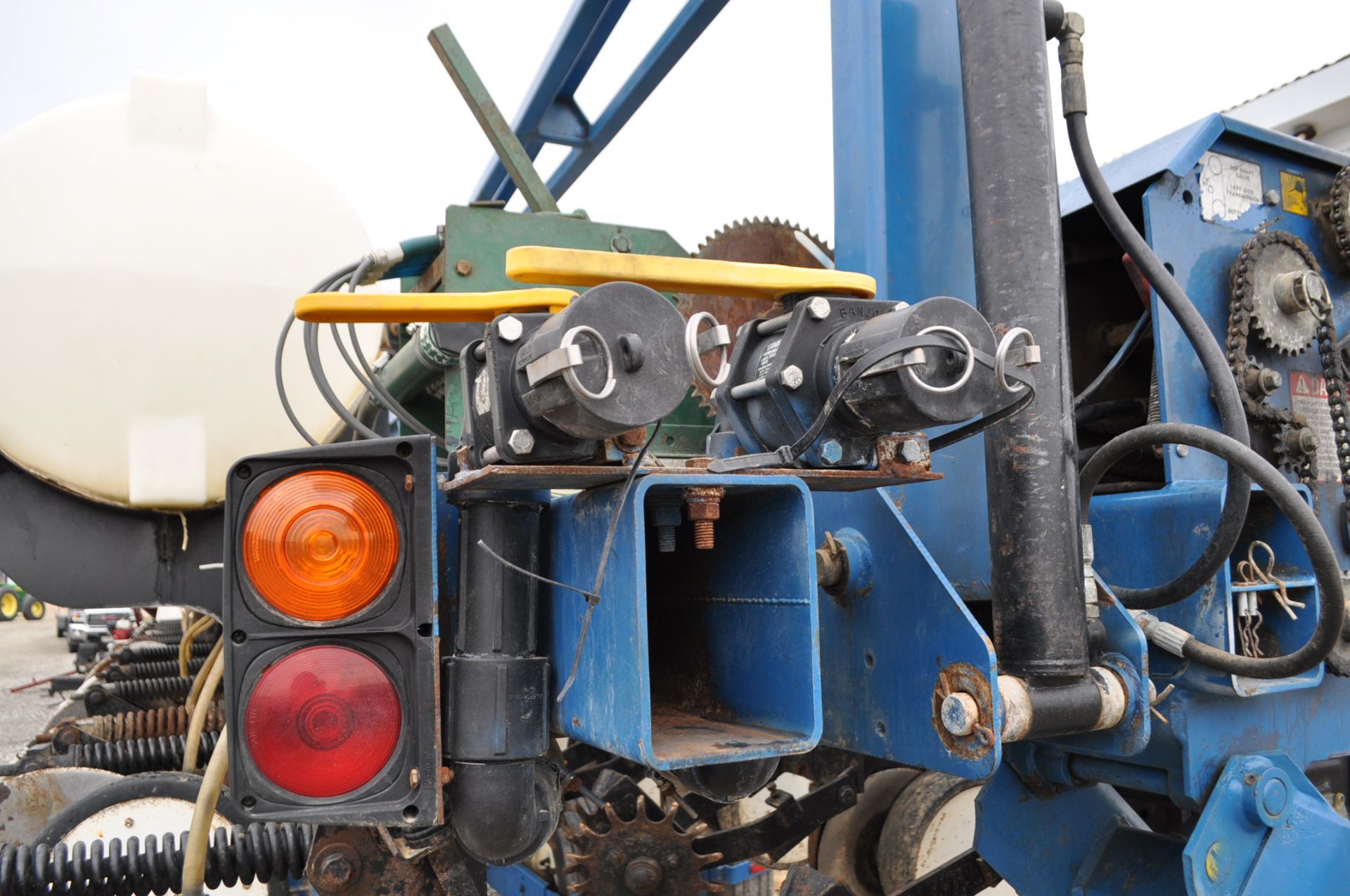 Kinze 2600 12 row corn planter, 2x2 and infurrow liquid, floating row cleaners, finger pickup, 1 - Image 15 of 26