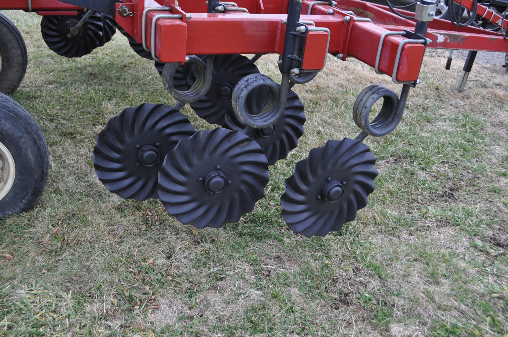 24’ Salford RTS 570 vertical till, wing weights, coil tine harrow, rolling basket, SN 092124 - Image 5 of 16