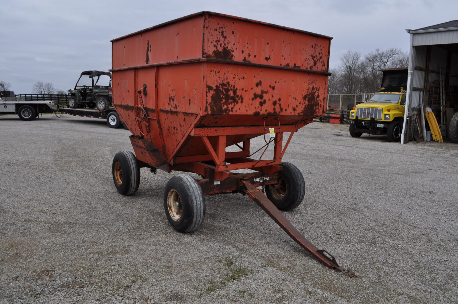 Killbros 350 gravity bed wagon on 10 ton Cory gear, 11L-15 tires - Image 4 of 8