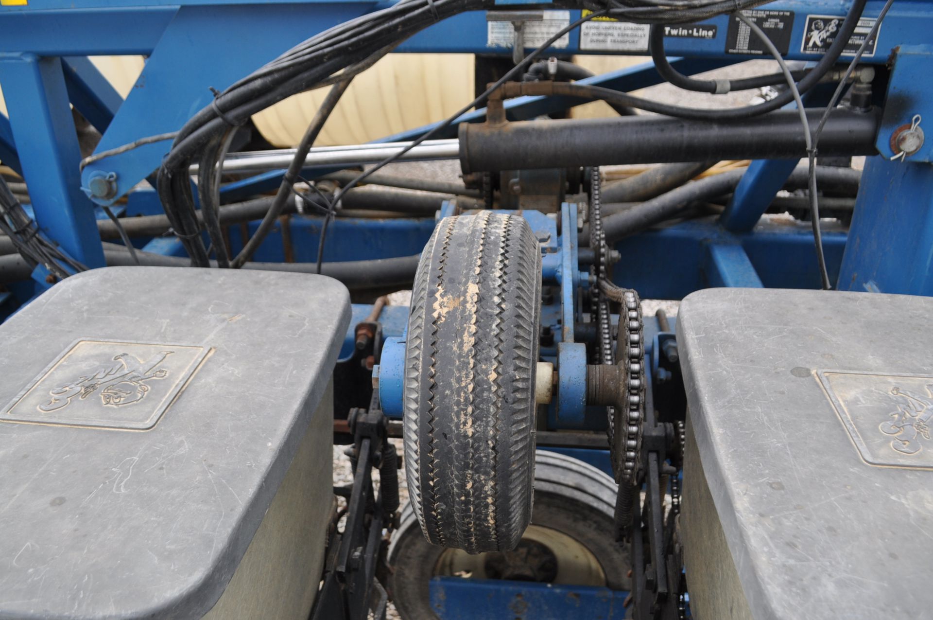 Kinze 2600 12 row corn planter, 2x2 and infurrow liquid, floating row cleaners, finger pickup, 1 - Image 20 of 26