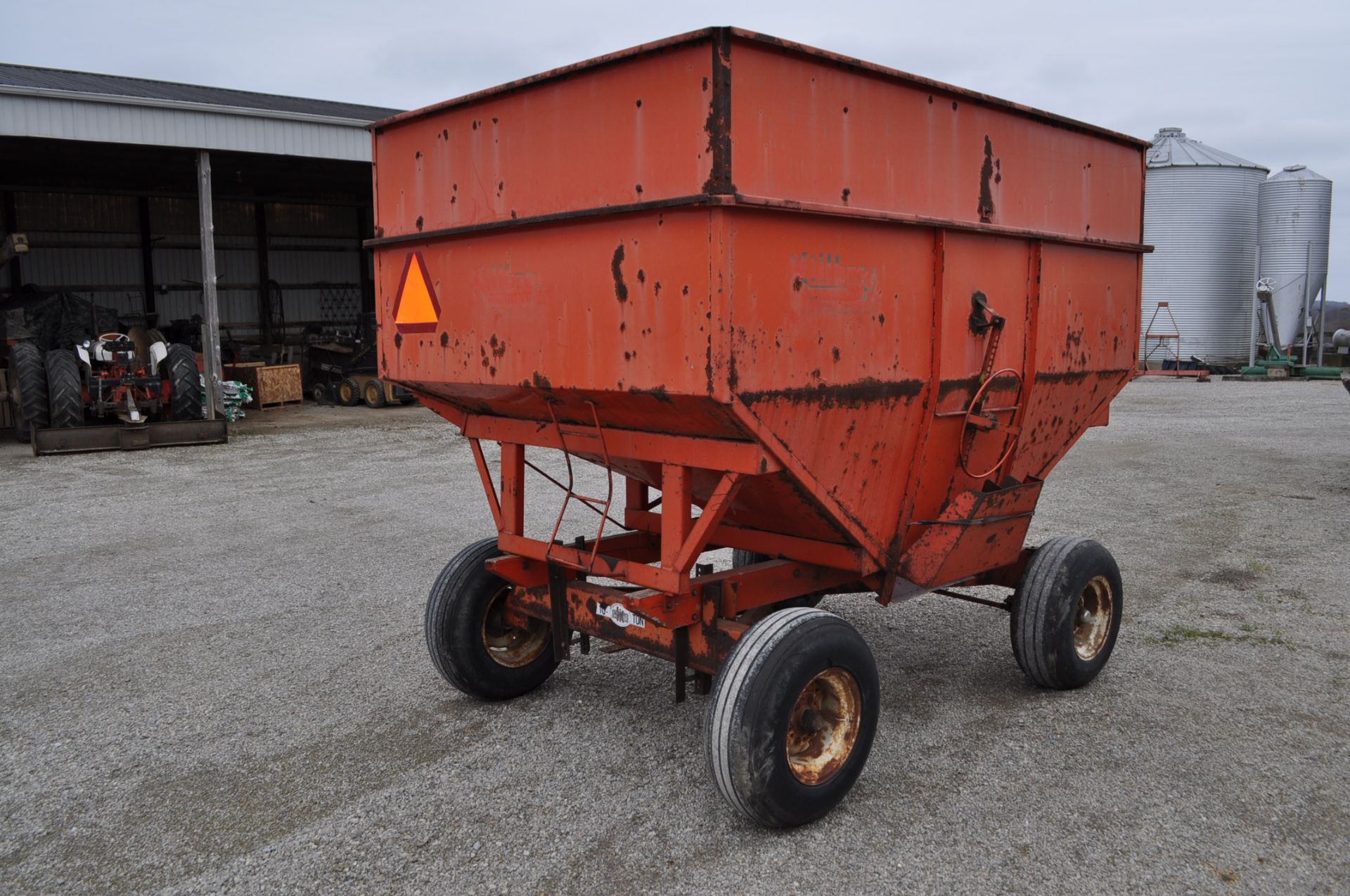 Killbros 350 gravity bed wagon on 10 ton Cory gear, 11L-15 tires - Image 3 of 8