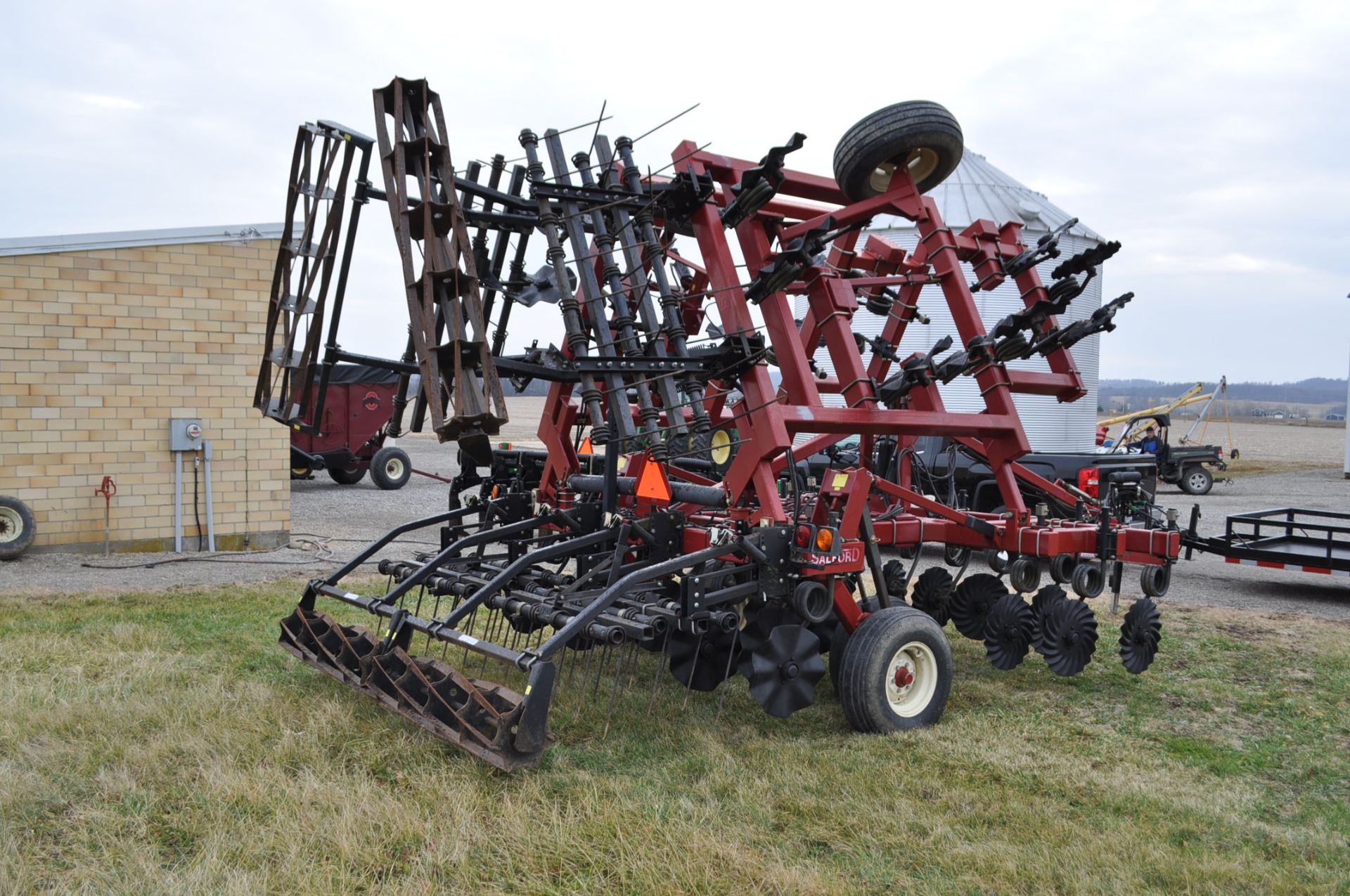 24’ Salford RTS 570 vertical till, wing weights, coil tine harrow, rolling basket, SN 092124 - Image 4 of 16