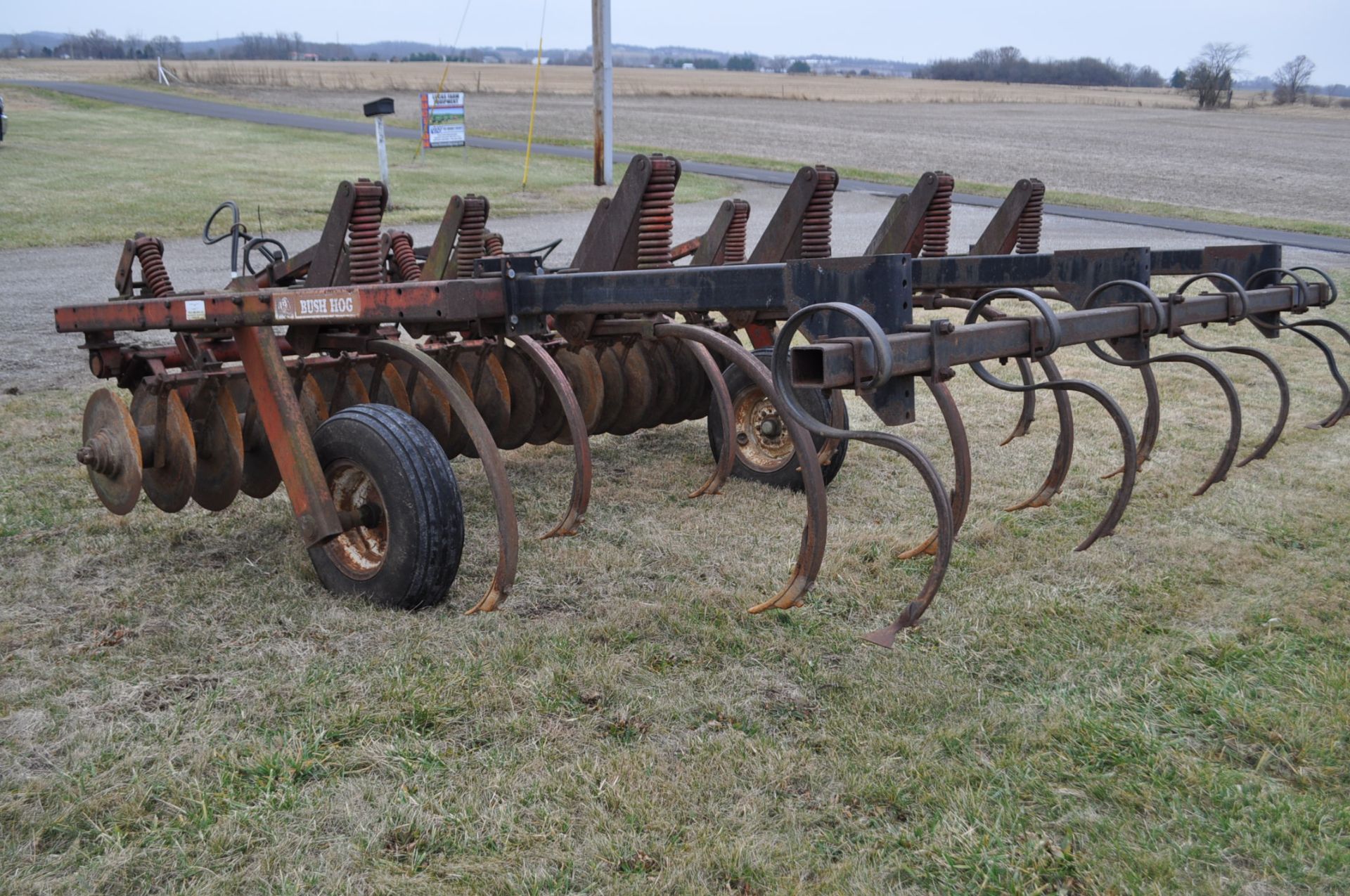 9 shank Brush Hog disc chisel, spring cushion front discs, rear leveler, hyd raise, pull type - Image 4 of 7