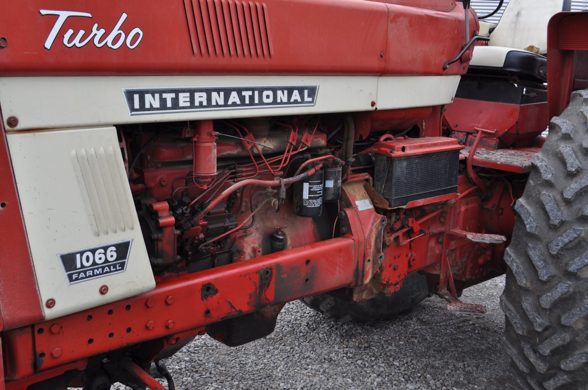 International 1066 tractor, 18.4 R 38 rear, 11L-15 front, 2 hyd remotes, 3 pt, quick hitch, 540/1000 - Image 11 of 18