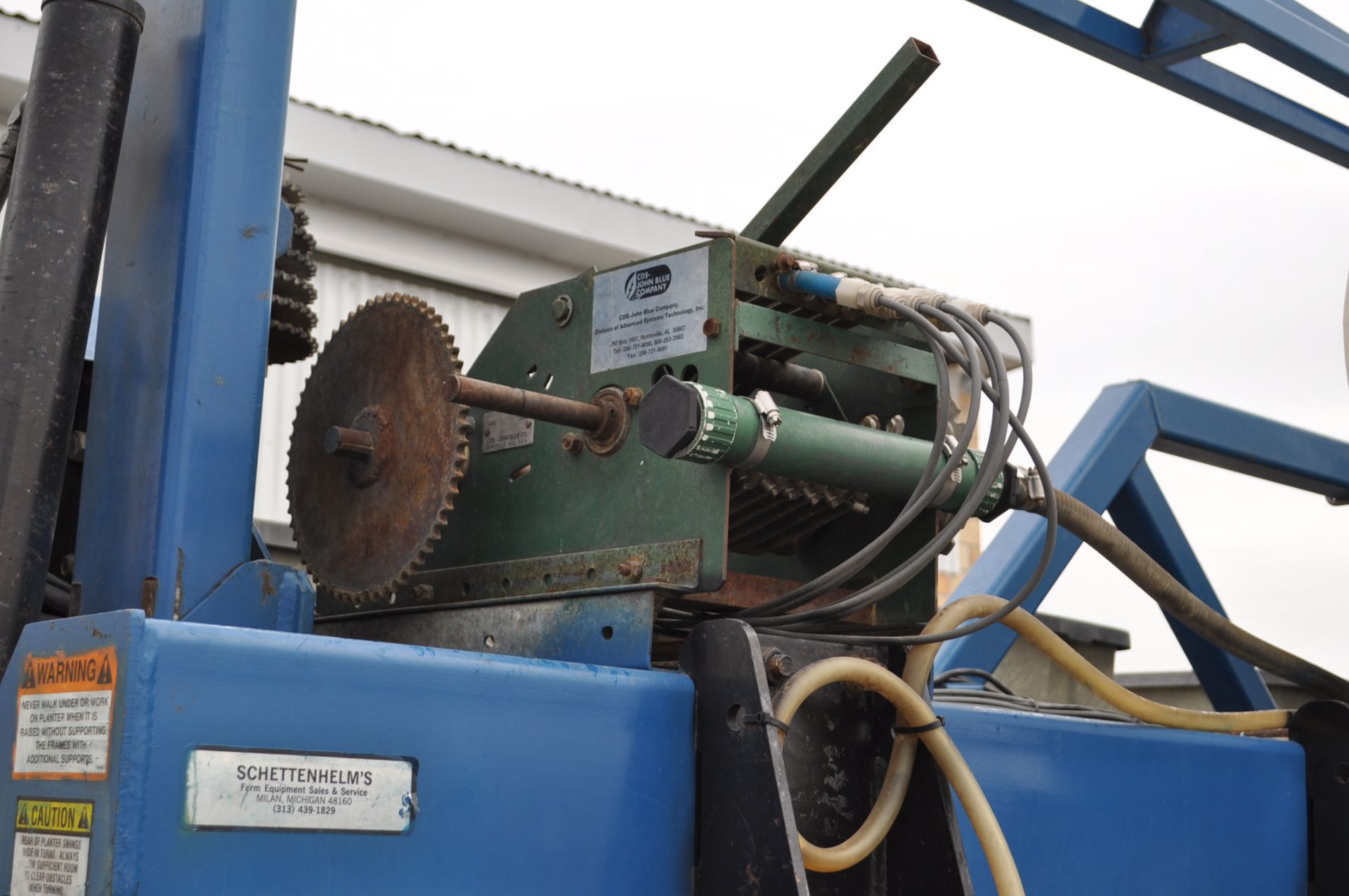 Kinze 2600 12 row corn planter, 2x2 and infurrow liquid, floating row cleaners, finger pickup, 1 - Image 8 of 26