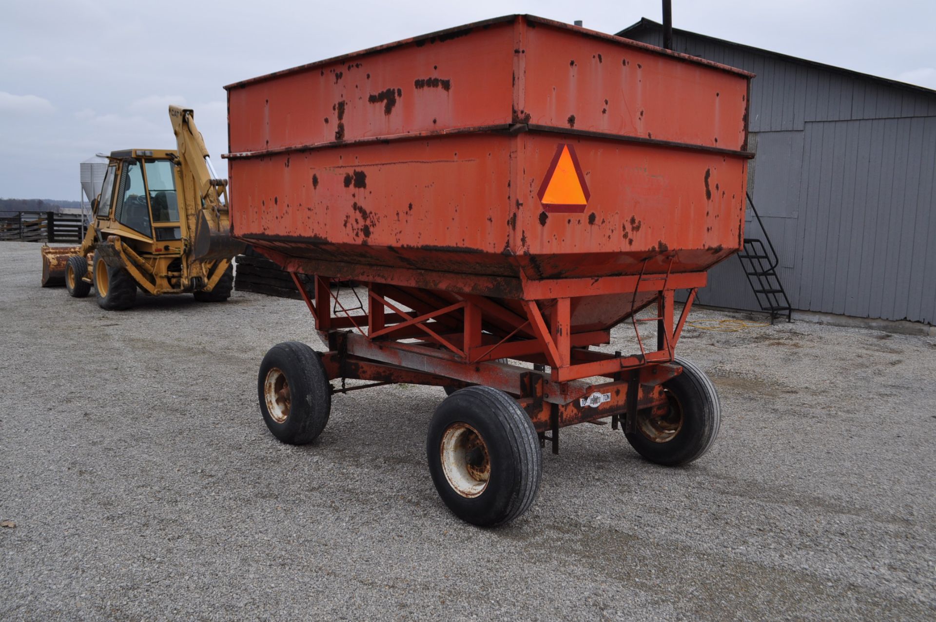 Killbros 350 gravity bed wagon on 10 ton Cory gear, 11L-15 tires - Image 2 of 8