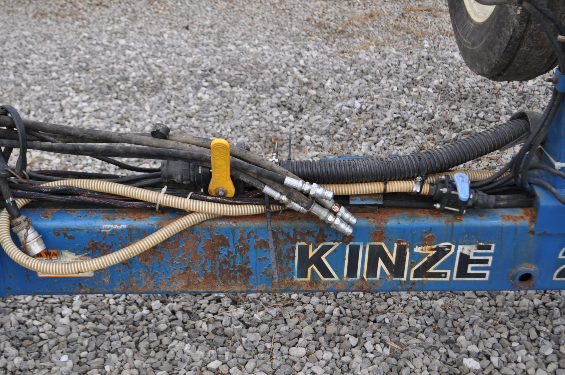 Kinze 2600 12 row corn planter, 2x2 and infurrow liquid, floating row cleaners, finger pickup, 1 - Image 6 of 26