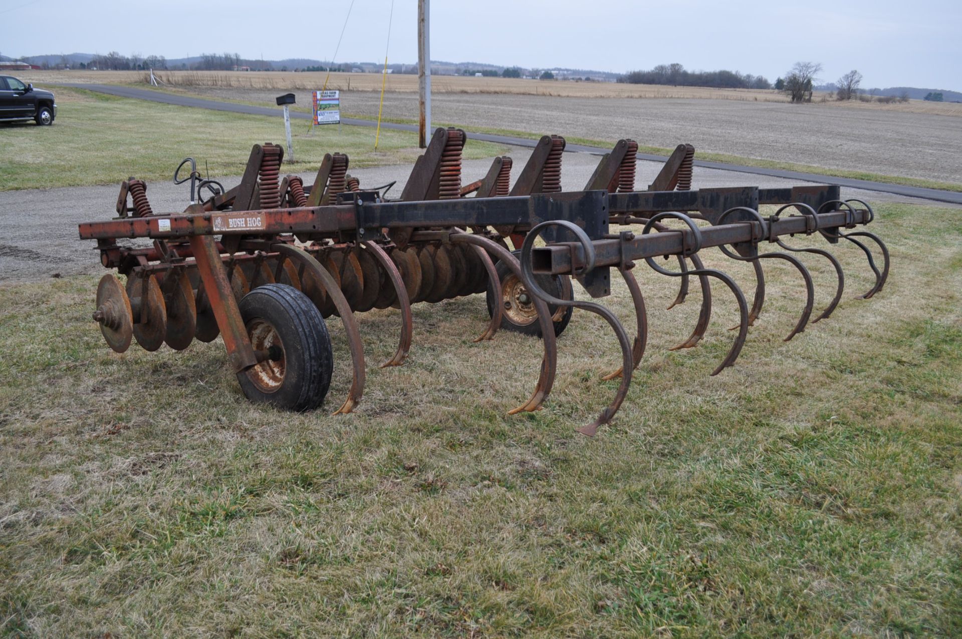 9 shank Brush Hog disc chisel, spring cushion front discs, rear leveler, hyd raise, pull type - Image 5 of 7