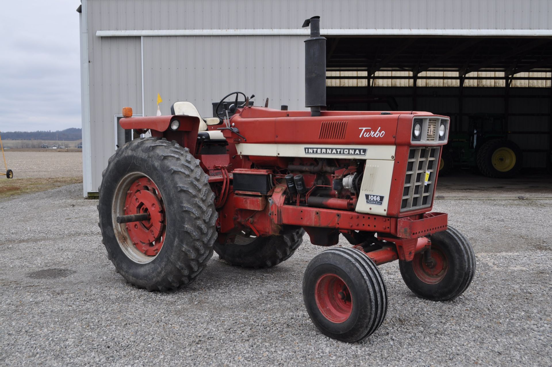 International 1066 tractor, 18.4 R 38 rear, 11L-15 front, 2 hyd remotes, 3 pt, quick hitch, 540/1000 - Image 4 of 18