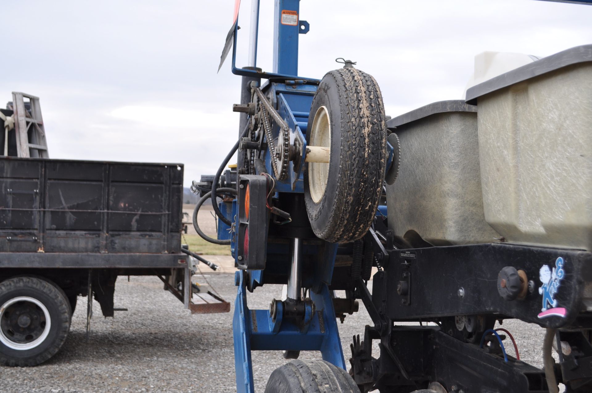 Kinze 2600 12 row corn planter, 2x2 and infurrow liquid, floating row cleaners, finger pickup, 1 - Image 16 of 26