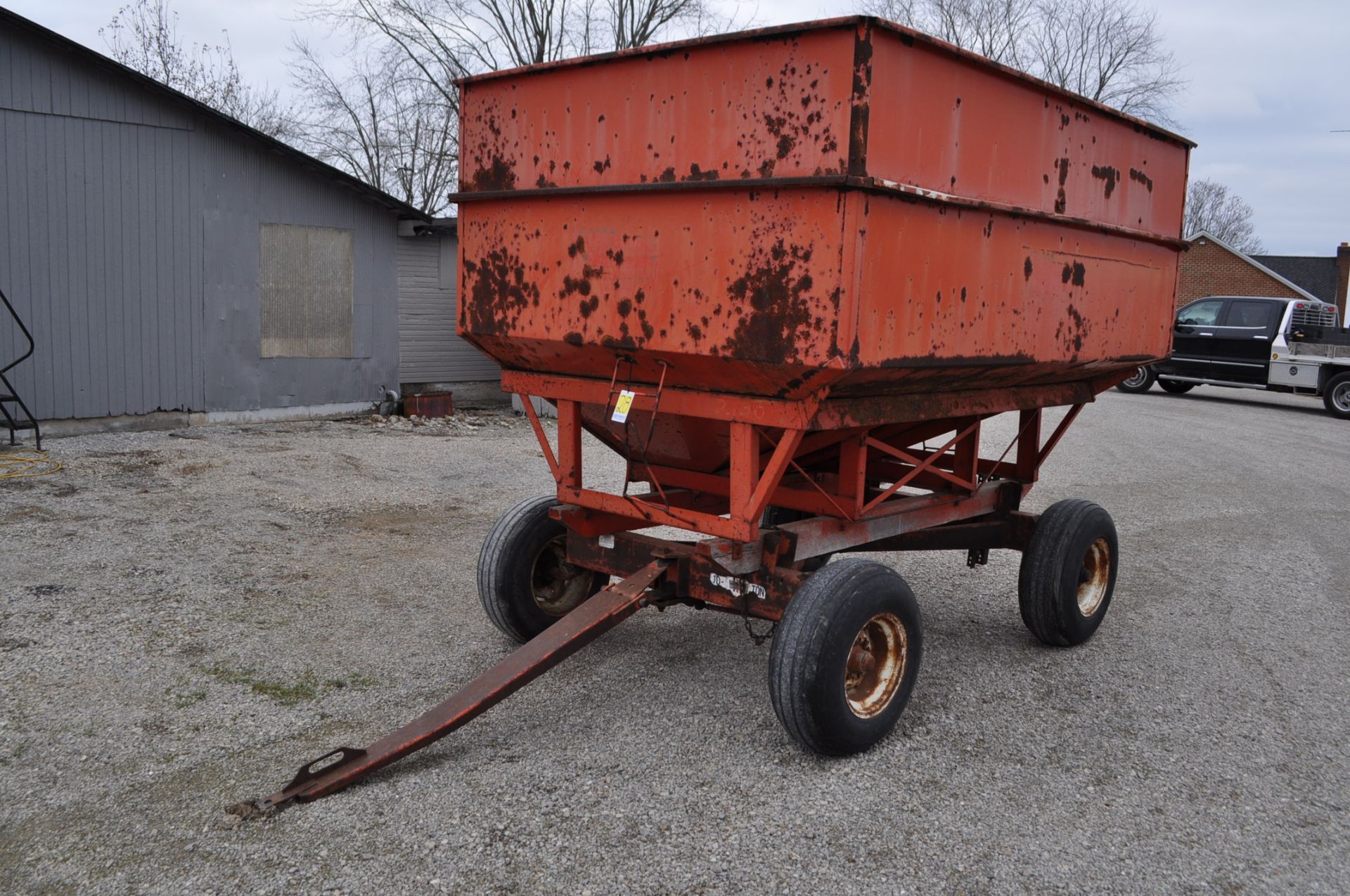 Killbros 350 gravity bed wagon on 10 ton Cory gear, 11L-15 tires