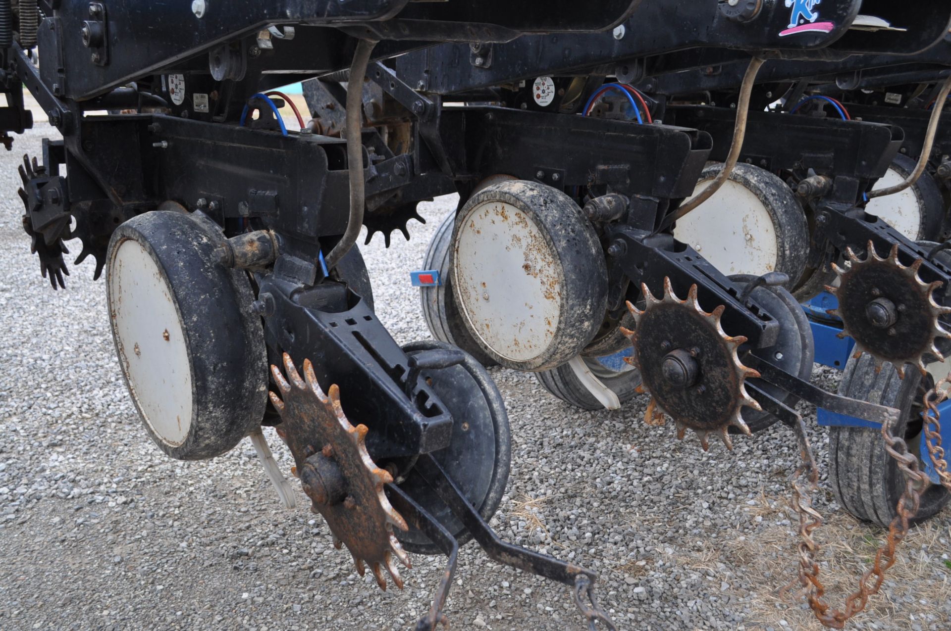 Kinze 2600 12 row corn planter, 2x2 and infurrow liquid, floating row cleaners, finger pickup, 1 - Image 18 of 26