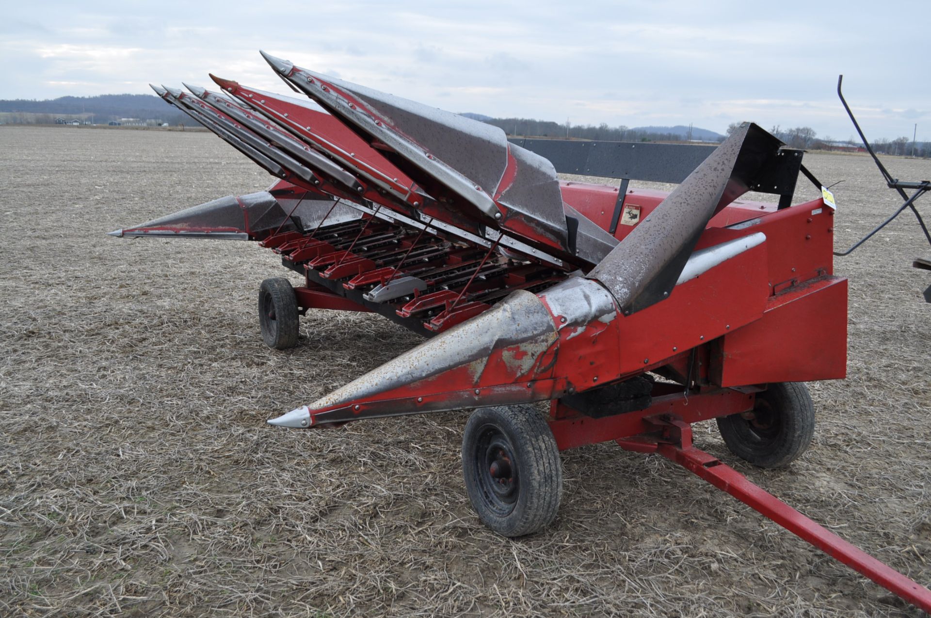 Case International 1063 corn head, knife rolls, high tin, sells with 15’ header cart - Image 4 of 19