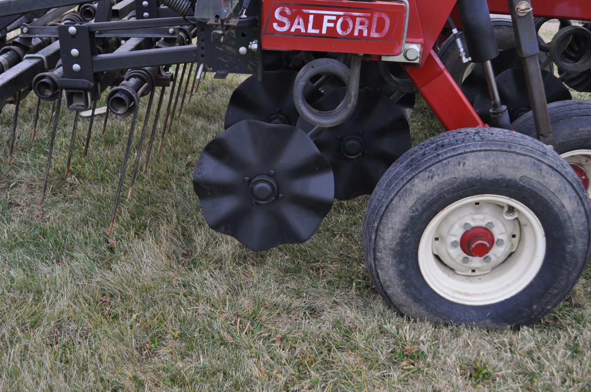 24’ Salford RTS 570 vertical till, wing weights, coil tine harrow, rolling basket, SN 092124 - Image 6 of 16