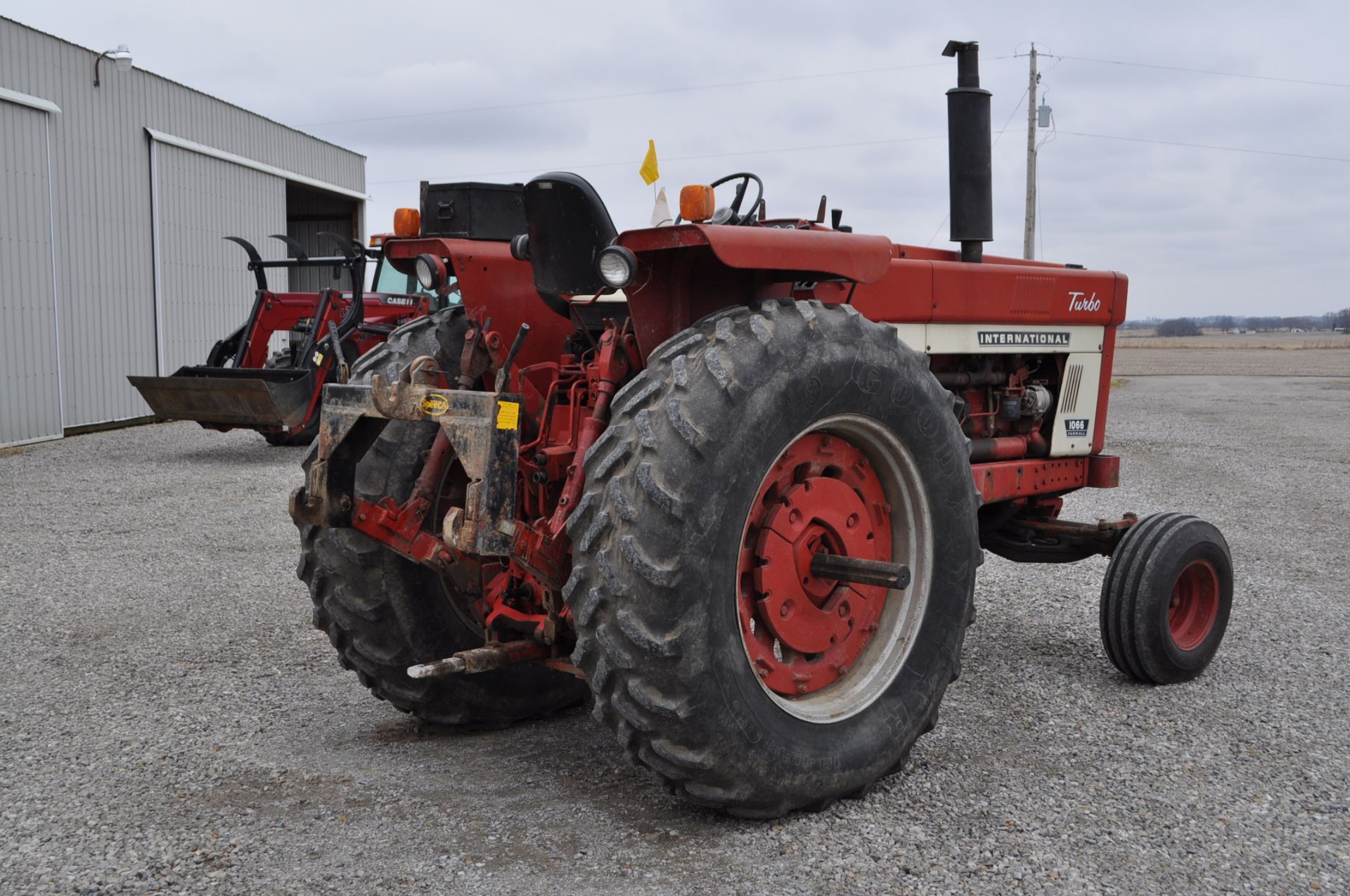 International 1066 tractor, 18.4 R 38 rear, 11L-15 front, 2 hyd remotes, 3 pt, quick hitch, 540/1000 - Image 3 of 18