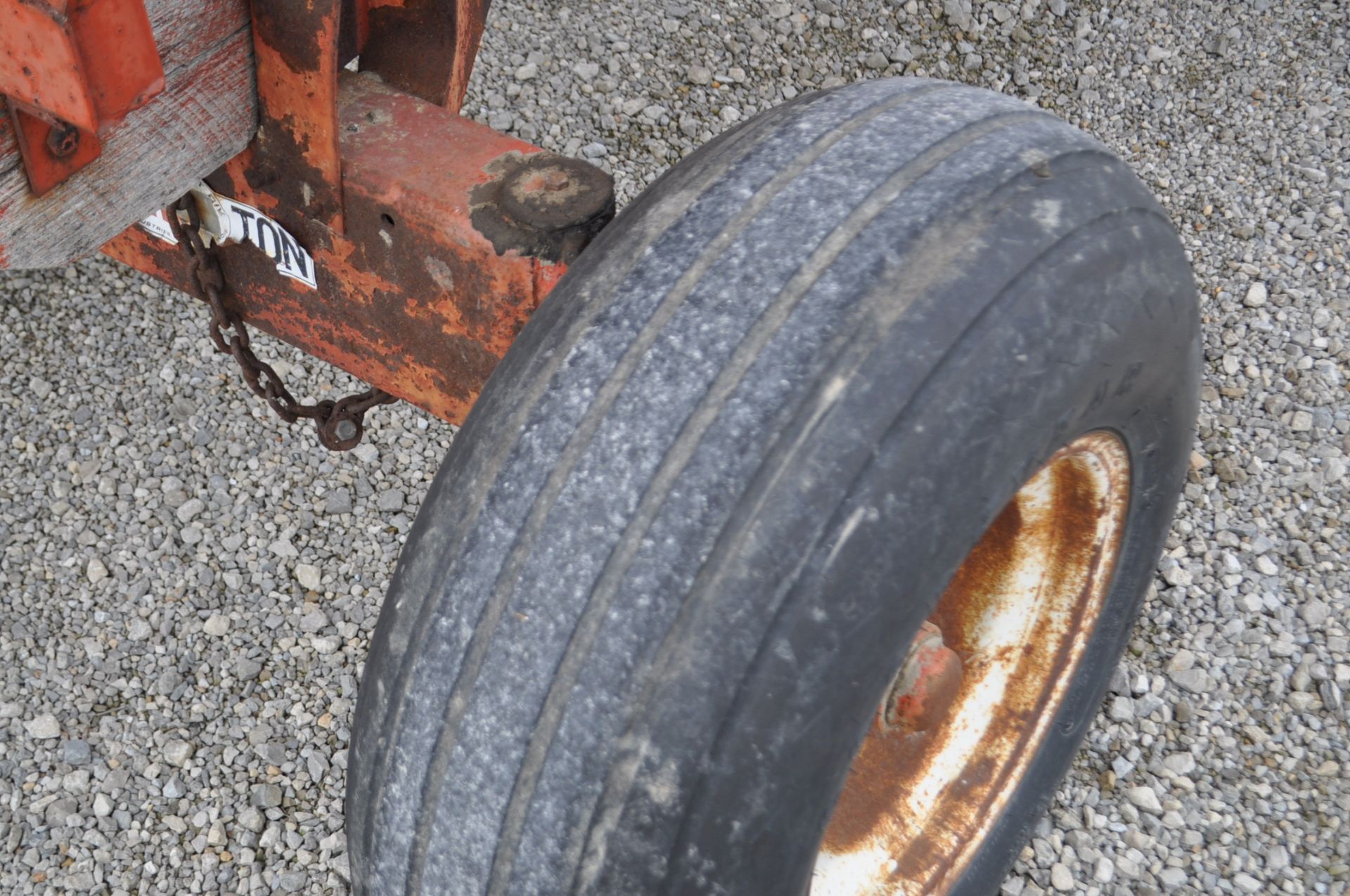 Killbros 350 gravity bed wagon on 10 ton Cory gear, 11L-15 tires - Image 5 of 8