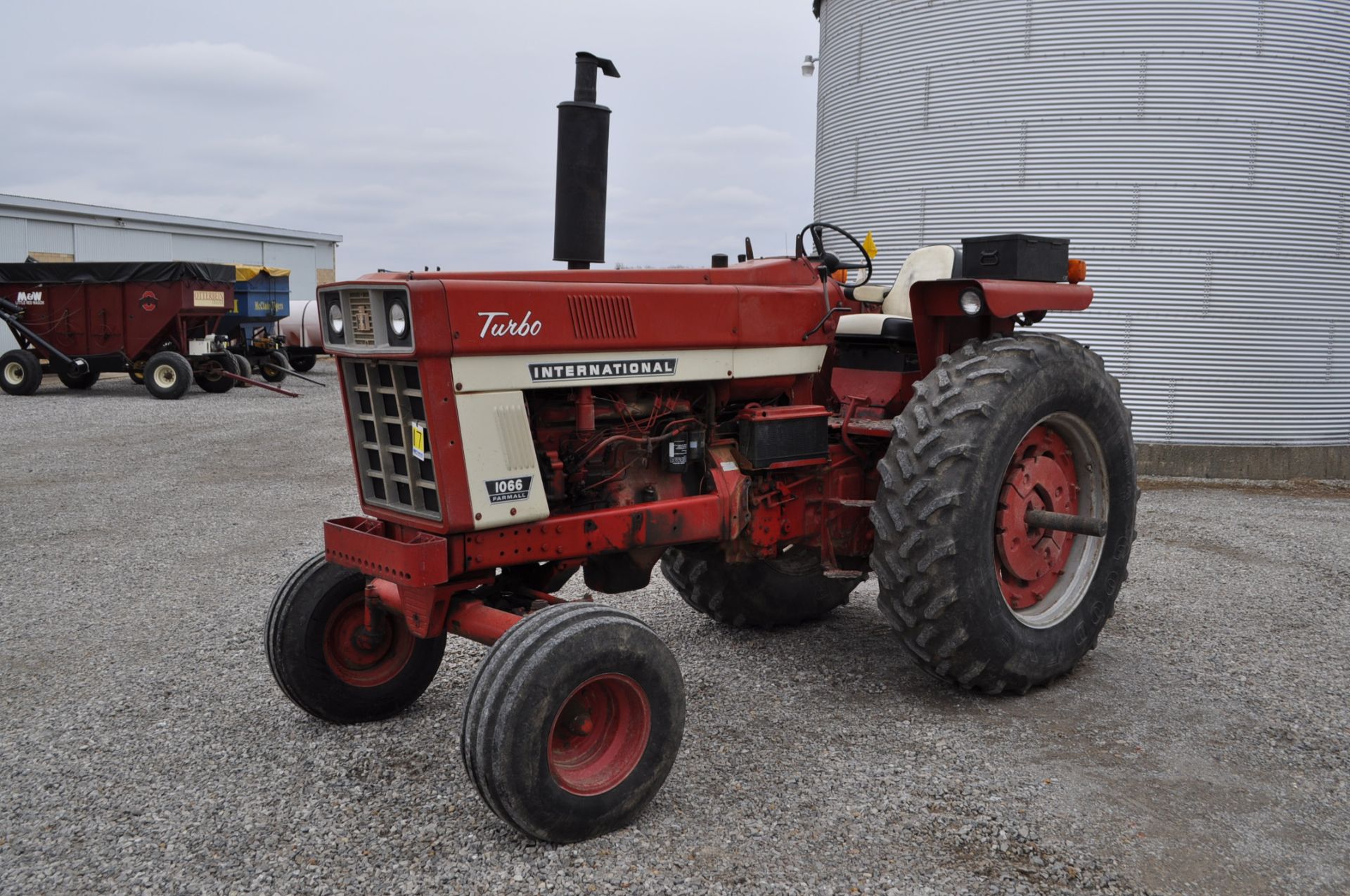 International 1066 tractor, 18.4 R 38 rear, 11L-15 front, 2 hyd remotes, 3 pt, quick hitch, 540/1000