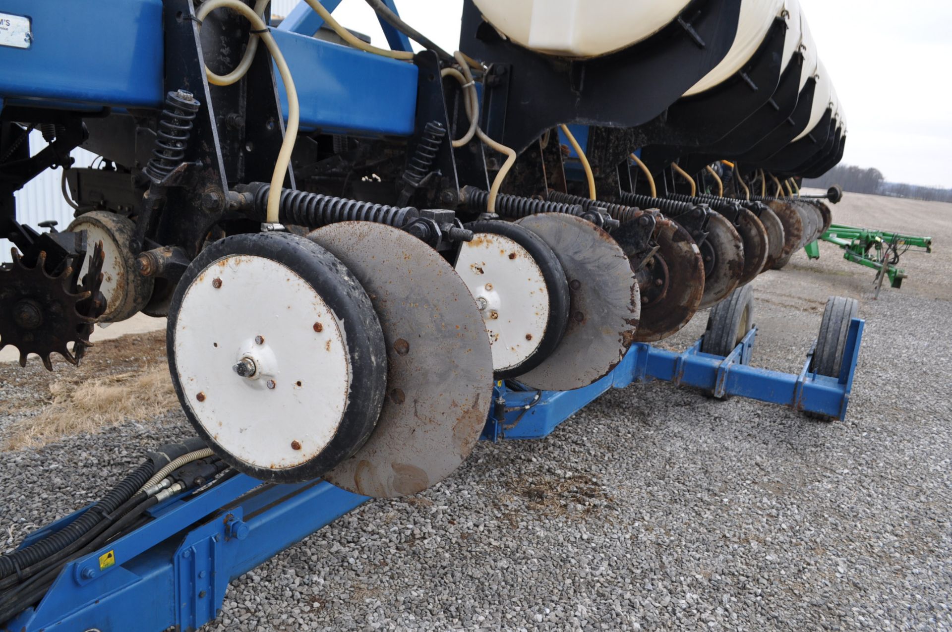 Kinze 2600 12 row corn planter, 2x2 and infurrow liquid, floating row cleaners, finger pickup, 1 - Image 7 of 26