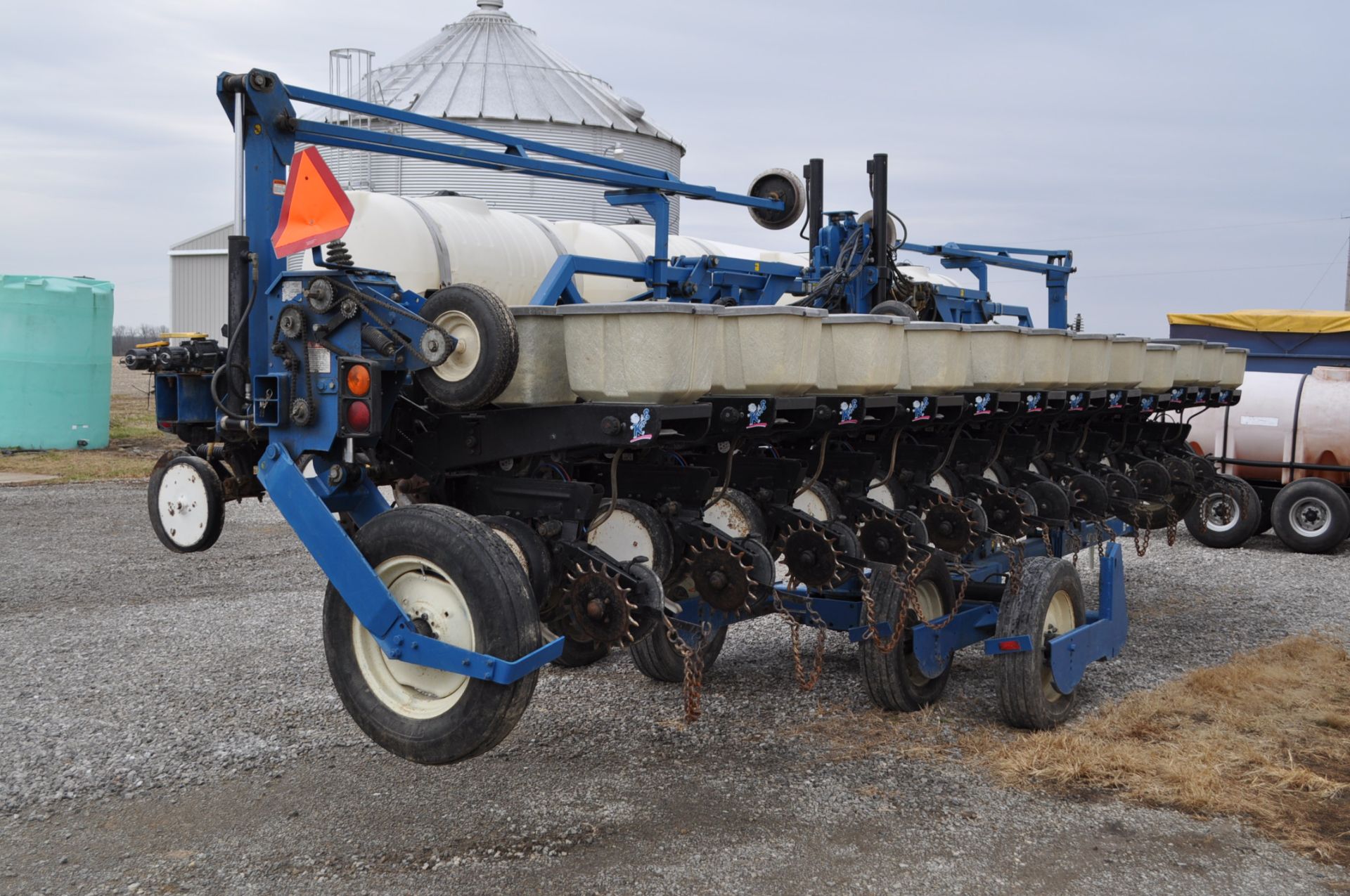 Kinze 2600 12 row corn planter, 2x2 and infurrow liquid, floating row cleaners, finger pickup, 1 - Image 3 of 26