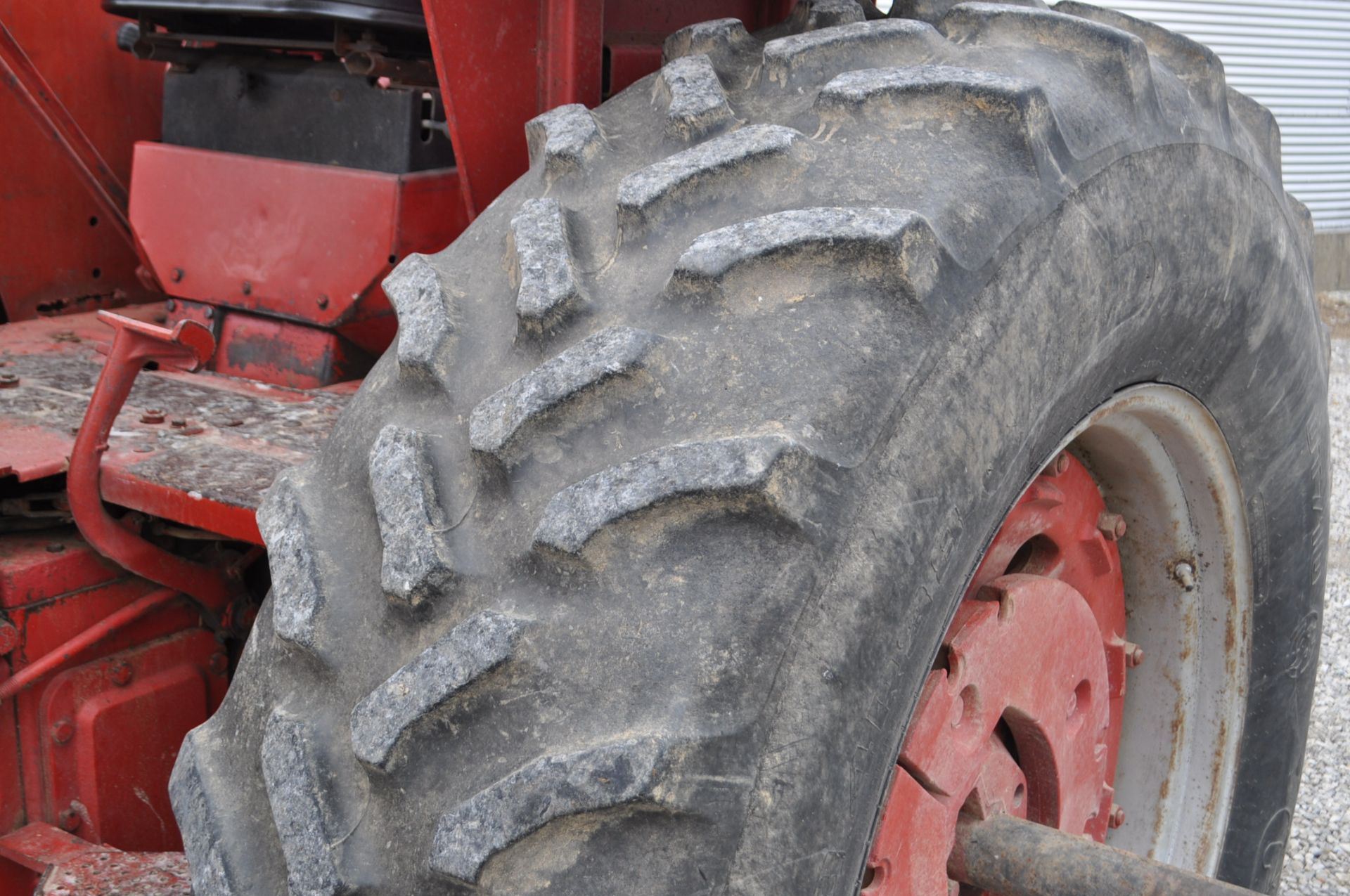 International 1066 tractor, 18.4 R 38 rear, 11L-15 front, 2 hyd remotes, 3 pt, quick hitch, 540/1000 - Image 6 of 18