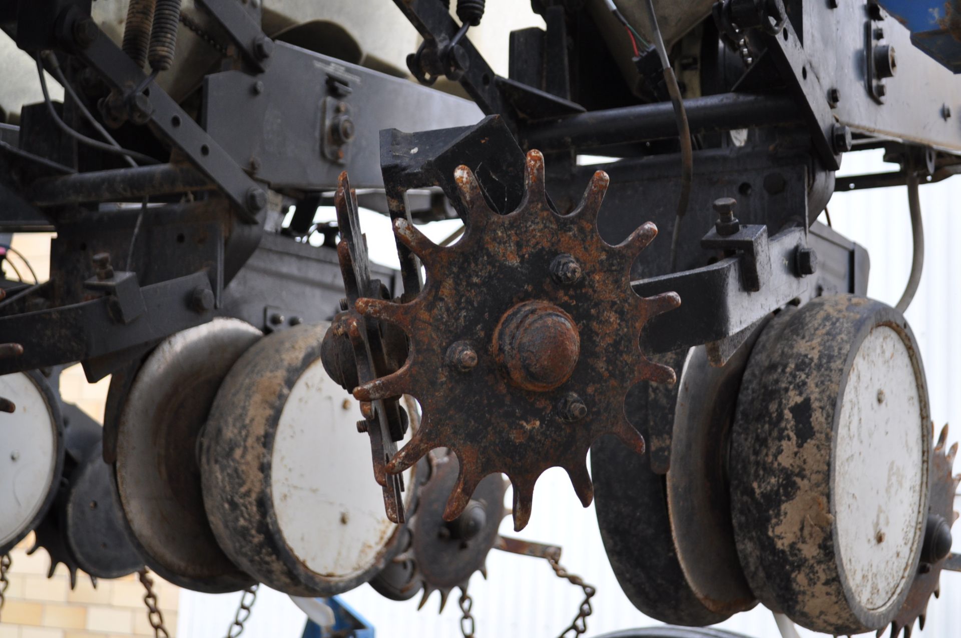 Kinze 2600 12 row corn planter, 2x2 and infurrow liquid, floating row cleaners, finger pickup, 1 - Image 13 of 26