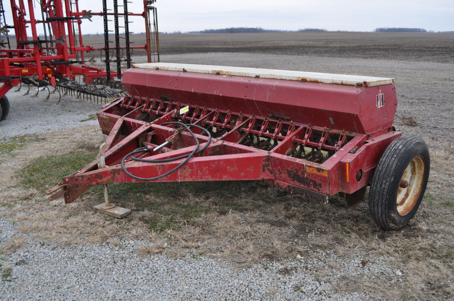 12’ International 510 end-wheel drill, 7 1/2” spacing