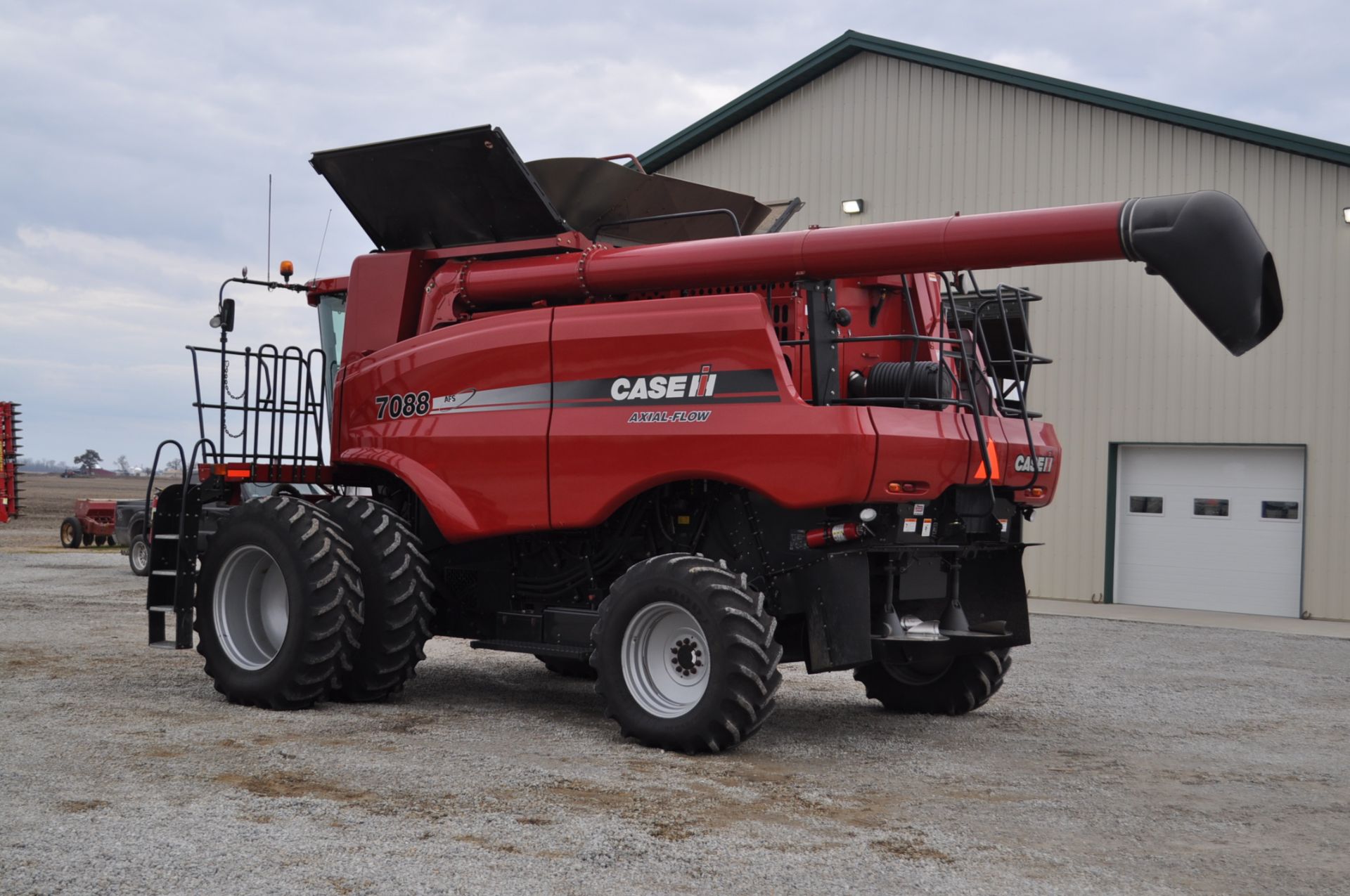 Case International 7088 combine, 520/85 R 38 straddle duals, 540/65 R 30 rear, 2WD field tracker, - Image 2 of 24