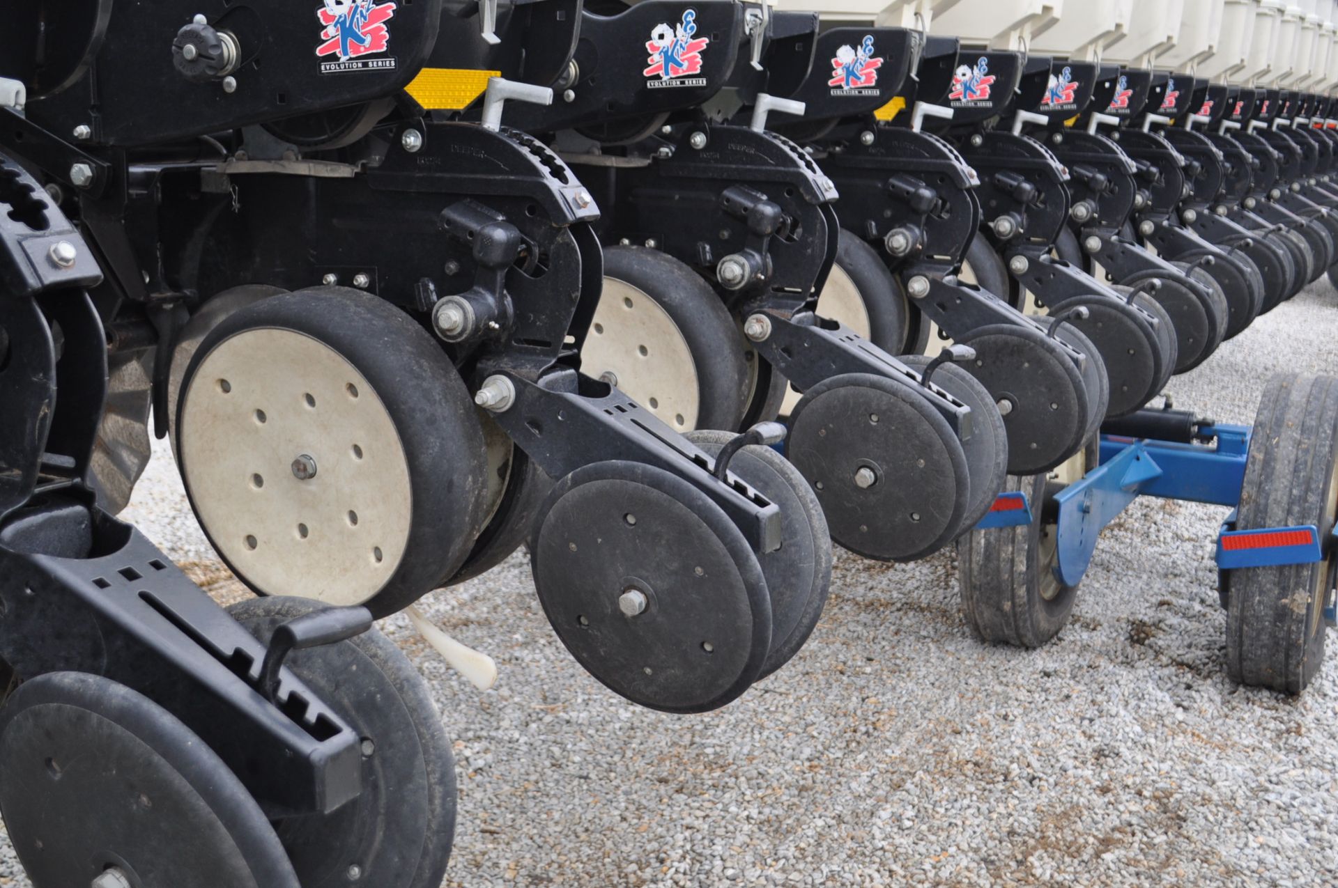 Kinze 3600 16/32 no-till planter, box extensions, markers, ground drive, rubber closing wheels, - Image 6 of 10