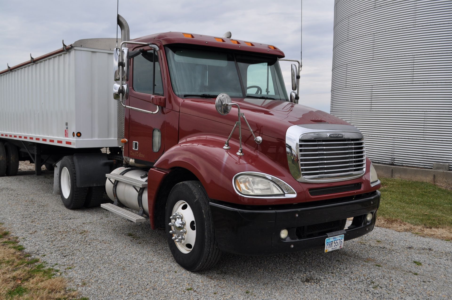 2004 Freightliner Columbia truck, single axle, 355 hp C-12 CAT, 10 spd Eaton, air ride, 295/75 R - Image 2 of 15