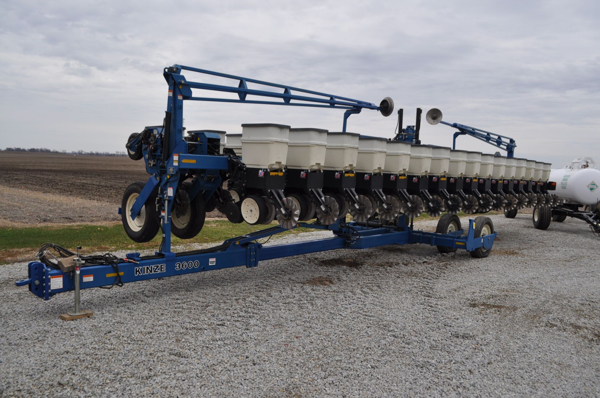 Kinze 3600 16/32 no-till planter, box extensions, markers, ground drive, rubber closing wheels,