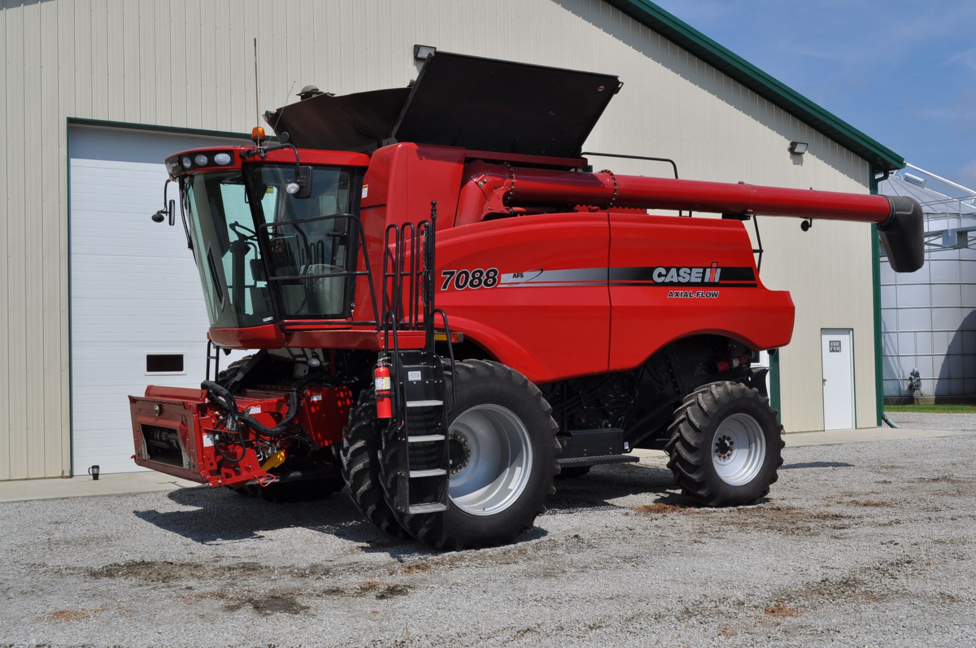 Case International 7088 combine, 520/85 R 38 straddle duals, 540/65 R 30 rear, 2WD field tracker, - Image 23 of 24